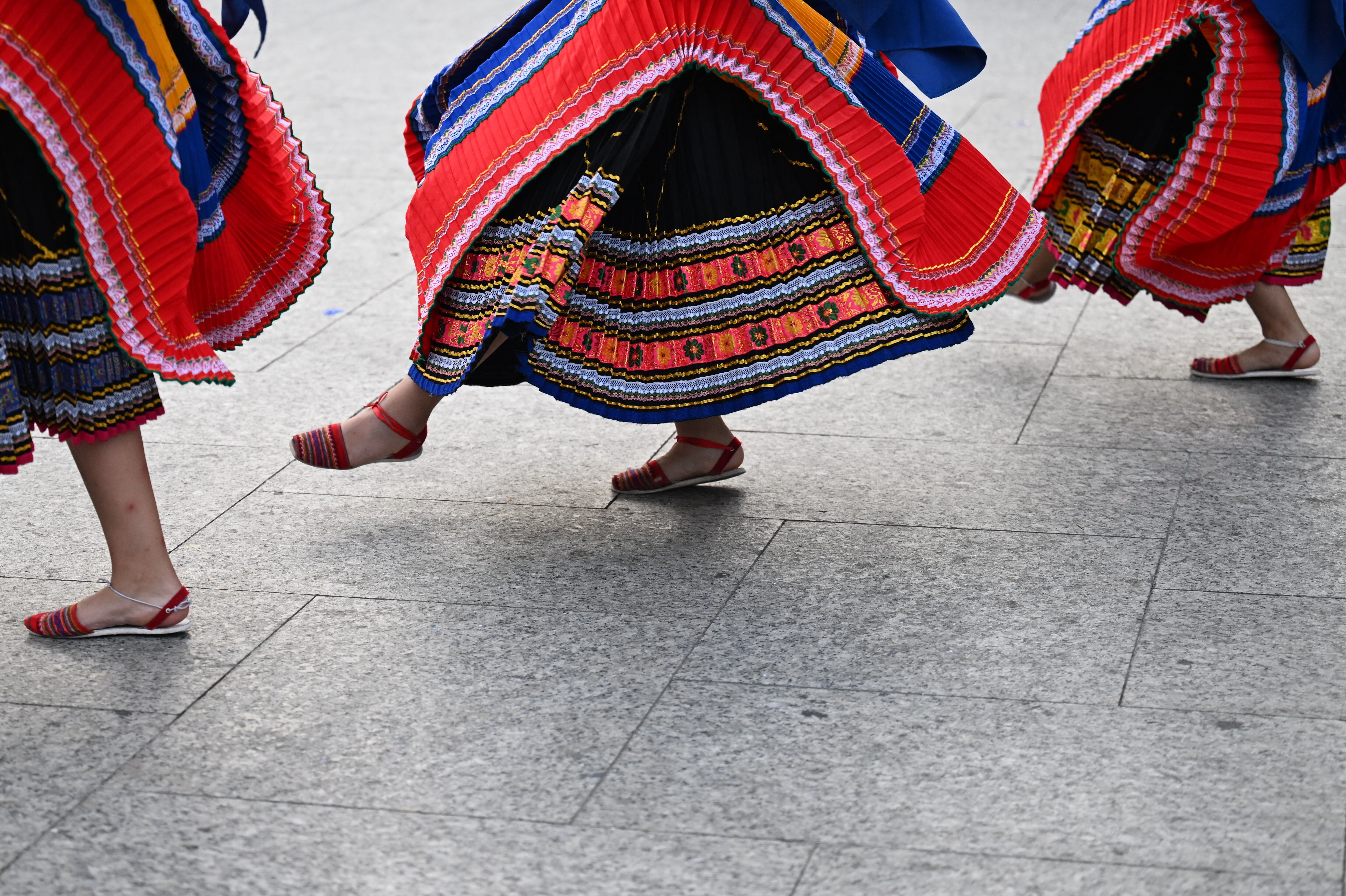 Artistas de danza folclórica ecuatoriana se presentan para turistas en el centro histórico de San Salvador el 7 de mayo de 2026. Foto de Marvin RECINOS / AFP