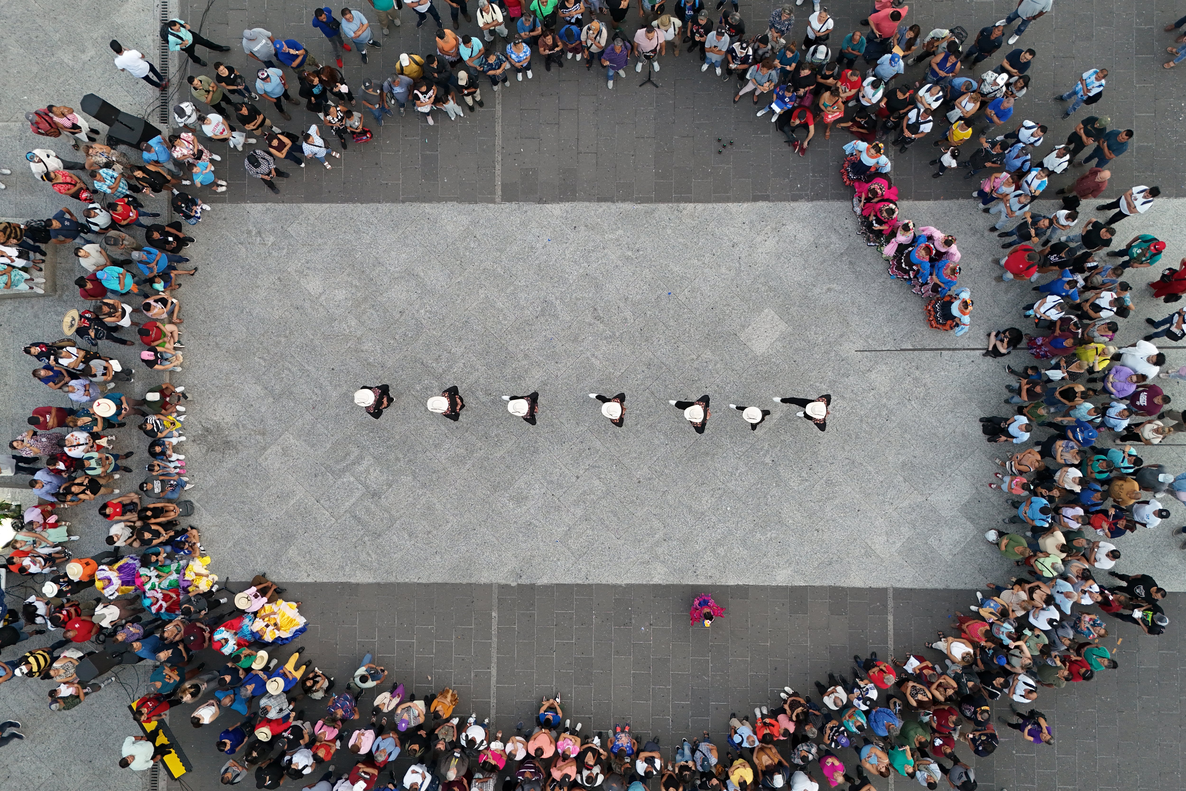 El evento reunió decenas de salvadoreños y turistas extranjeros en la capital salvadoreña. Foto Marvin RECINOS / AFP