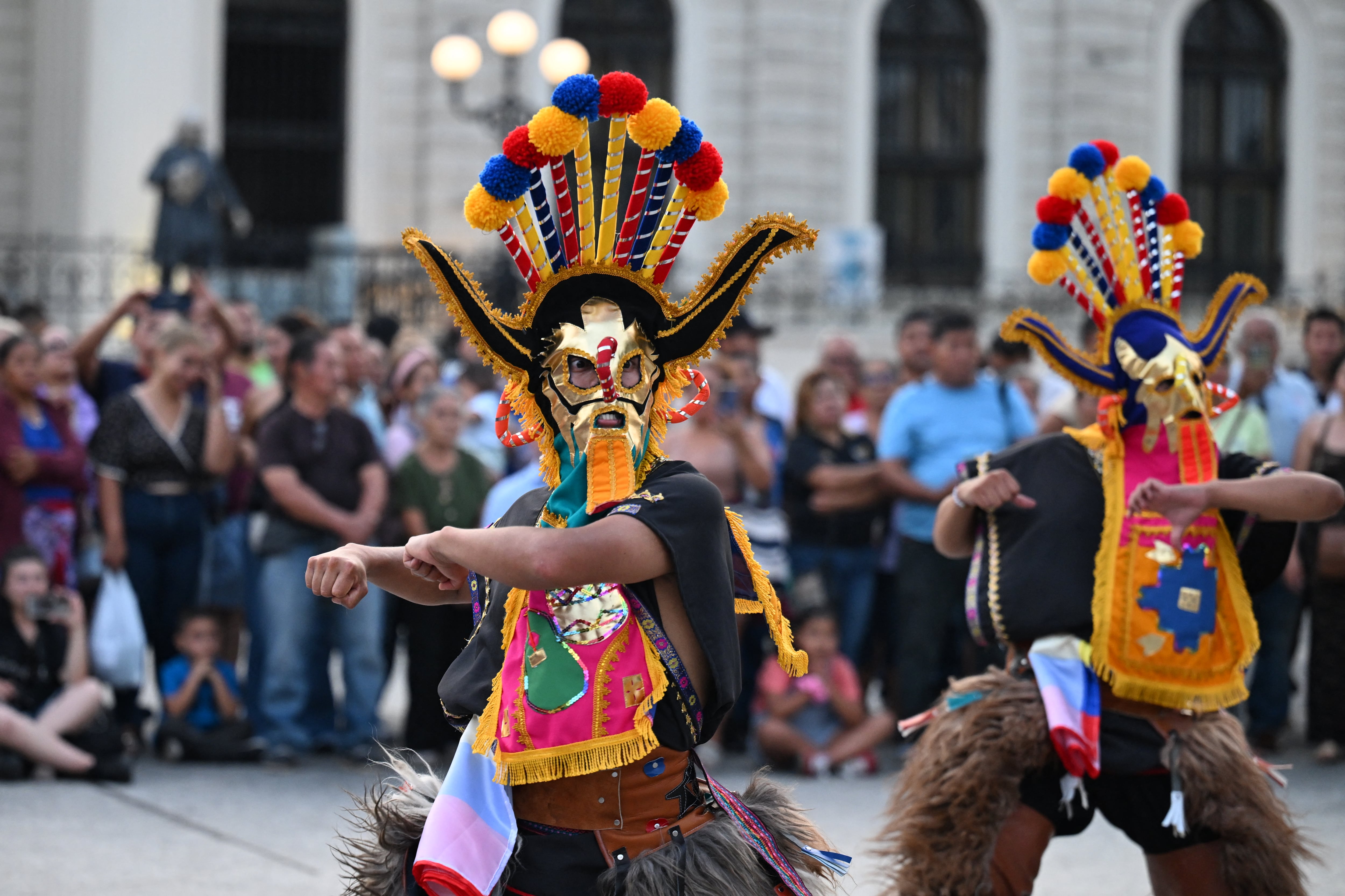 Artistas de danza folclórica de Colombia se presentan para turistas en el centro histórico de San Salvador, con temas sobre la vida y la muerte. el 7 de mayo de 2026. Foto de Marvin RECINOS / AFP