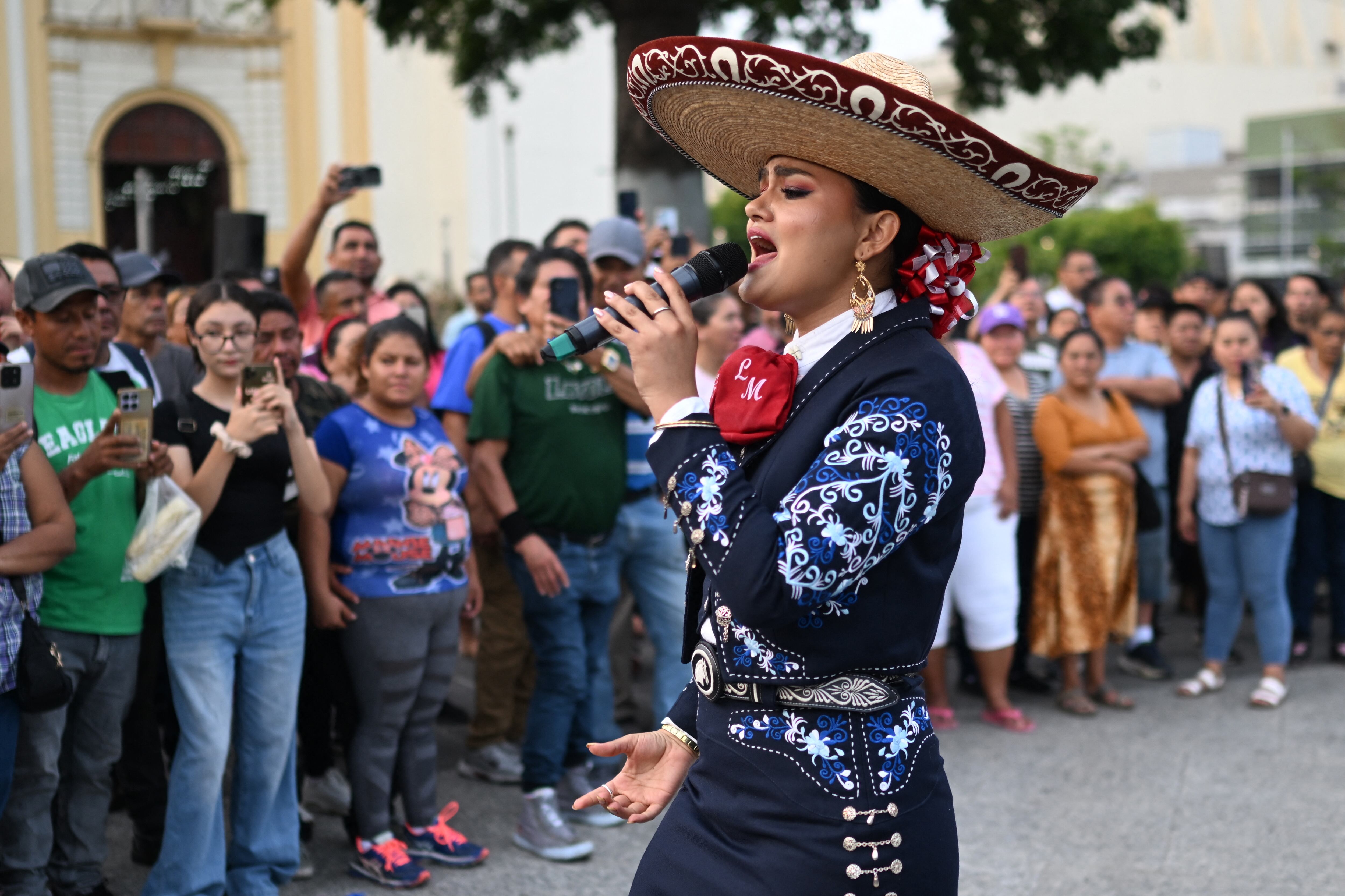 Una cantante folclórica mexicana se presenta para turistas en el centro histórico de San Salvador, El Salvador, el 7 de mayo de 2026. (Foto de Marvin RECINOS / AFP)