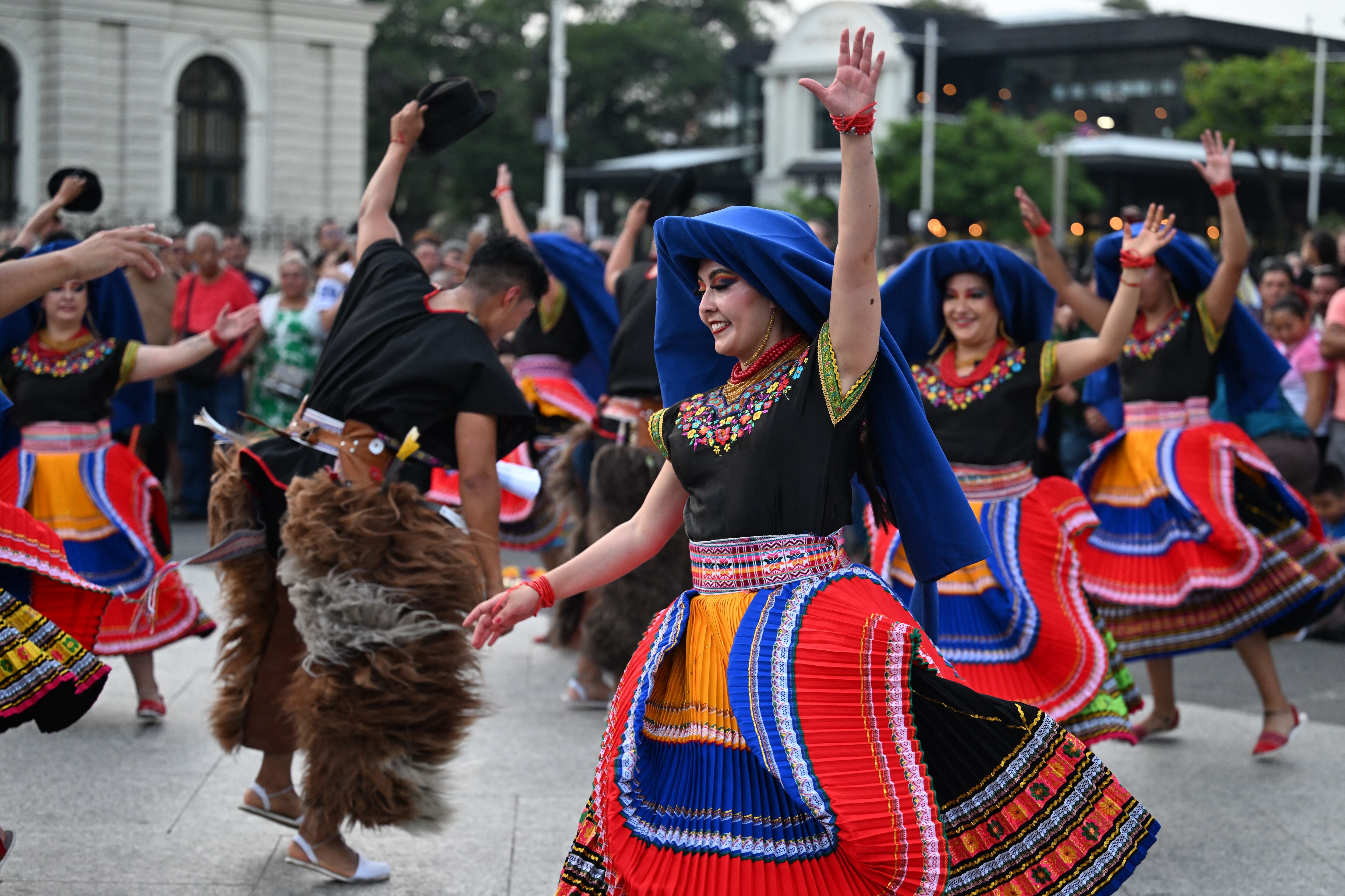 Artistas de danza folclórica ecuatoriana se presentan para turistas en el centro histórico de San Salvador el 7 de mayo de 2026. (Foto de Marvin RECINOS / AFP)