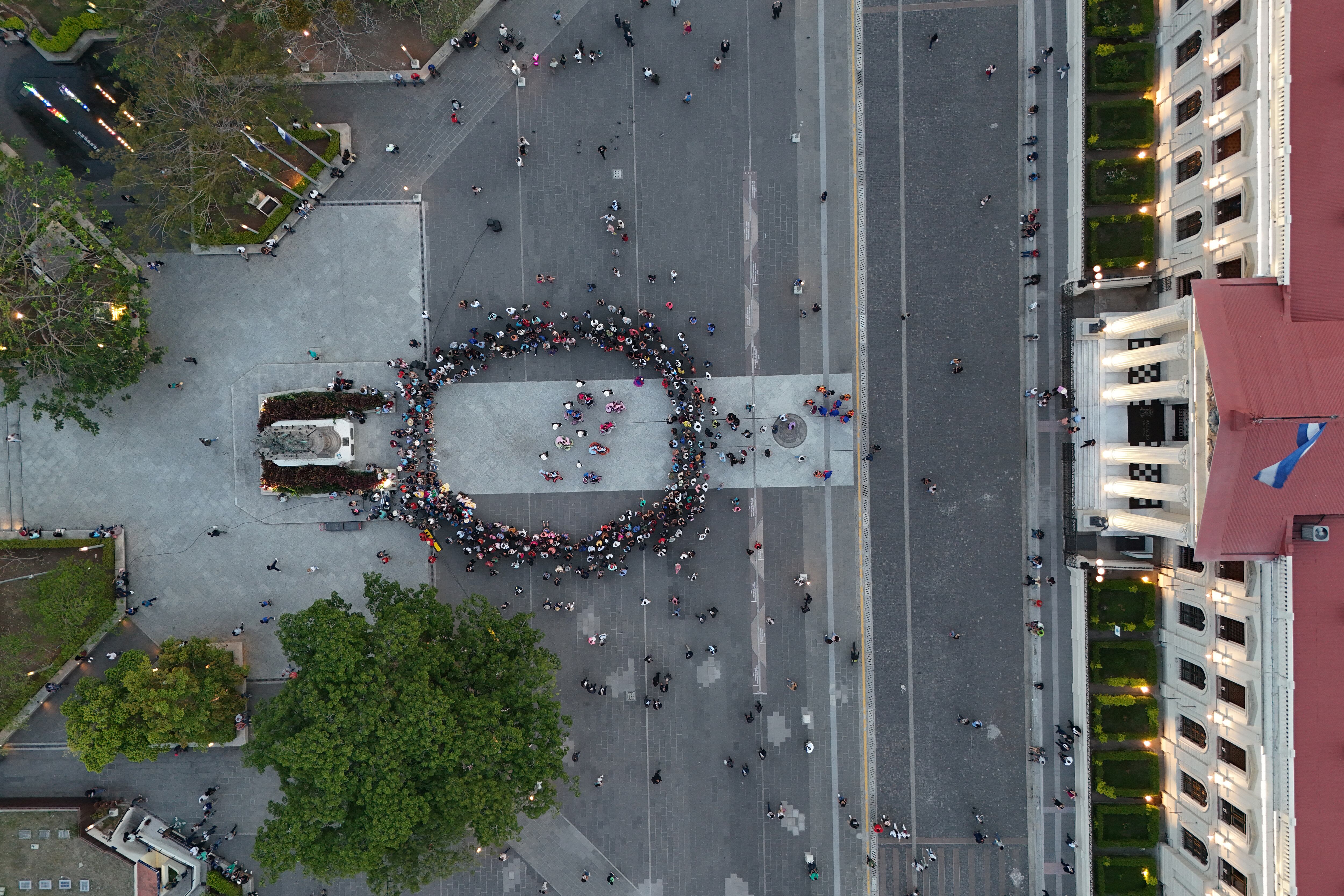 Esta vista aérea muestra una presentación de danza folclórica en la Plaza Central Gerardo Barrios, en el centro histórico de San Salvador, El Salvador, el 7 de mayo de 2026. (Foto de Marvin RECINOS / AFP)