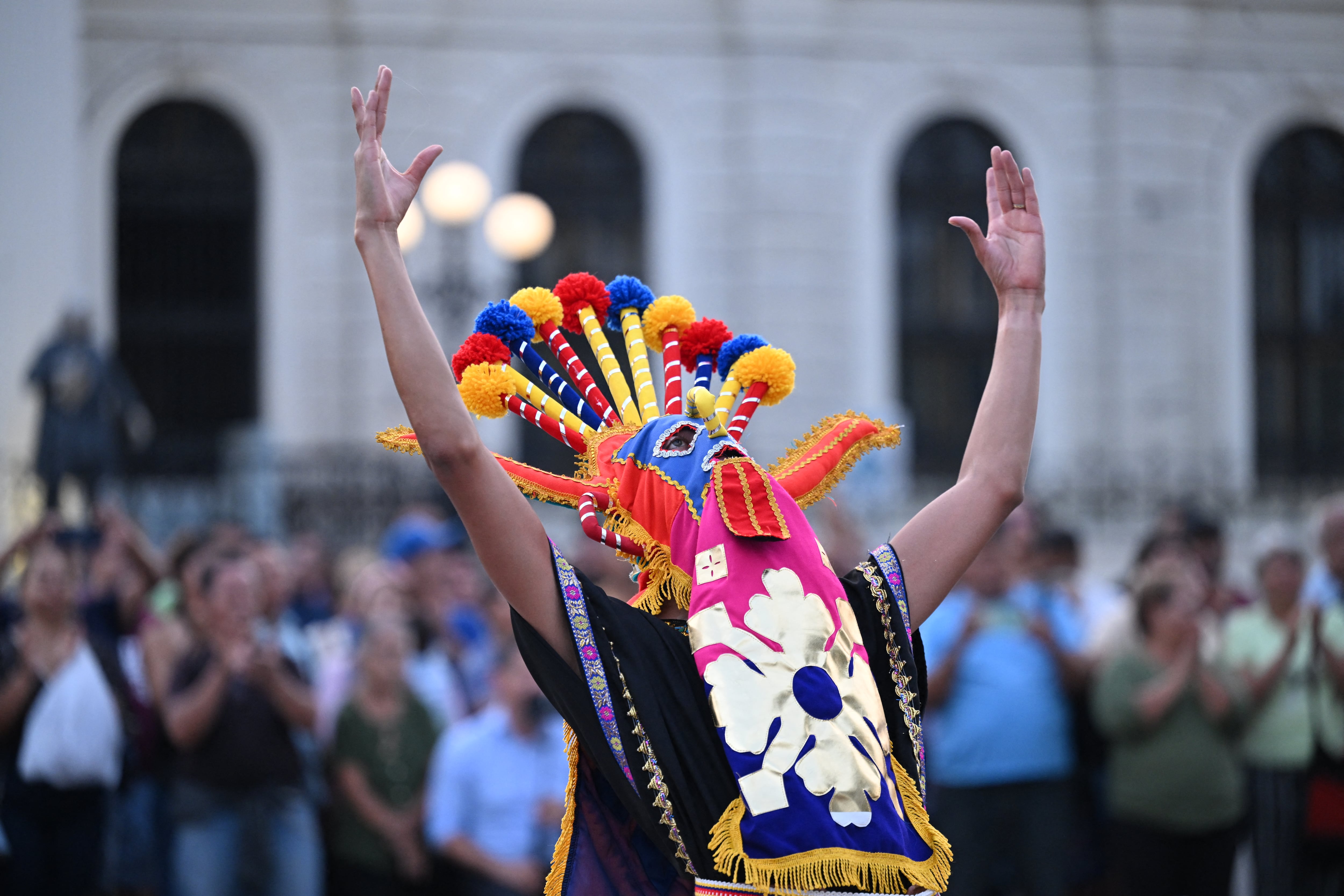 Un artista de danza folclórica ecuatoriana se presenta para turistas en el centro histórico de San Salvador, El Salvador, el 7 de mayo de 2026. (Foto de Marvin RECINOS / AFP)