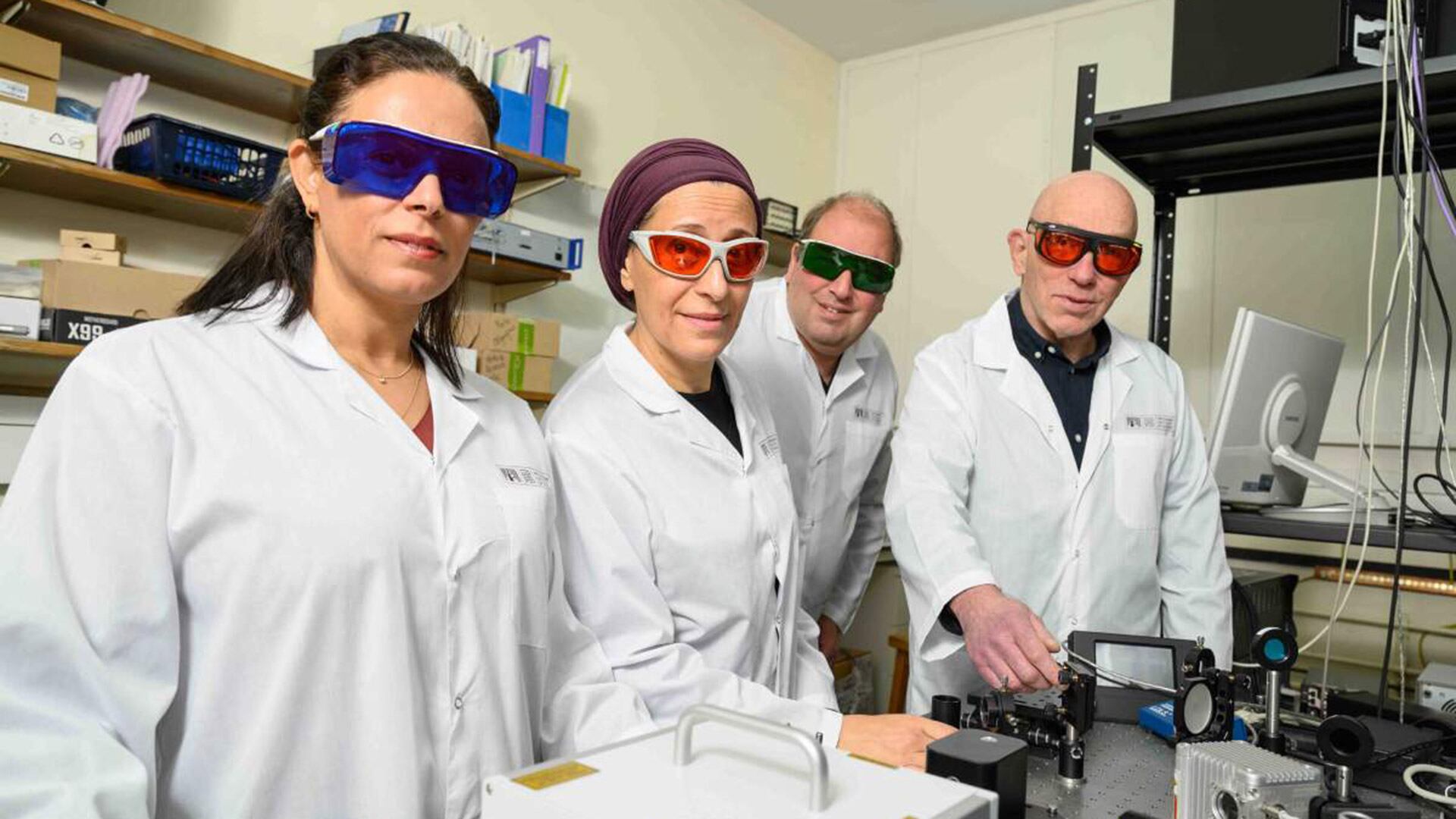 El avance podría servir de base para diseñar El avance podría servir de base para diseñar nanomáquinas artificiales más eficientes en el futuro. En la foto, de izq a der: Dra. Dorit Levy, Dra. Inbal Riven, Dr. Yoav Barak y Prof. Gilad Haran (Instituto Weizmann) 