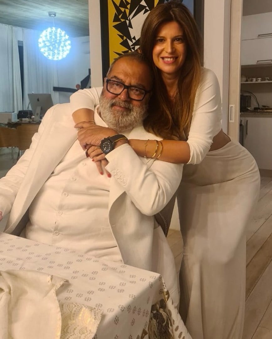 Elba Marcovecchio sonríe mientras abraza a Jorge Lanata, ambos vestidos de blanco, en una imagen que captura el sentido homenaje.