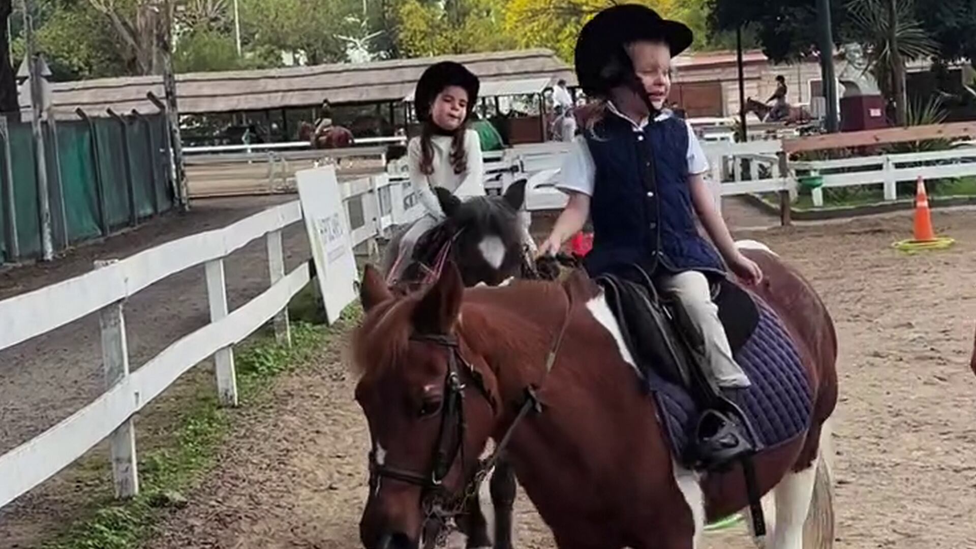 Ana García Moritán y Sarah Burlando comparten risas y aprendizaje mientras participan en su clase de equitación a lomos de adorables ponis.