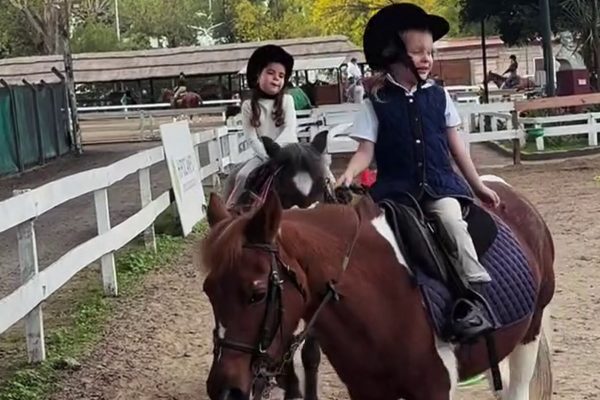 El tierno mensaje de Pampita para su hija Anita y Sarah Burlando al montar a caballo: las imágenes