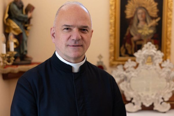 El Vaticano amenaza con excomulgar a un grupo tradicionalista que desafía al Papa