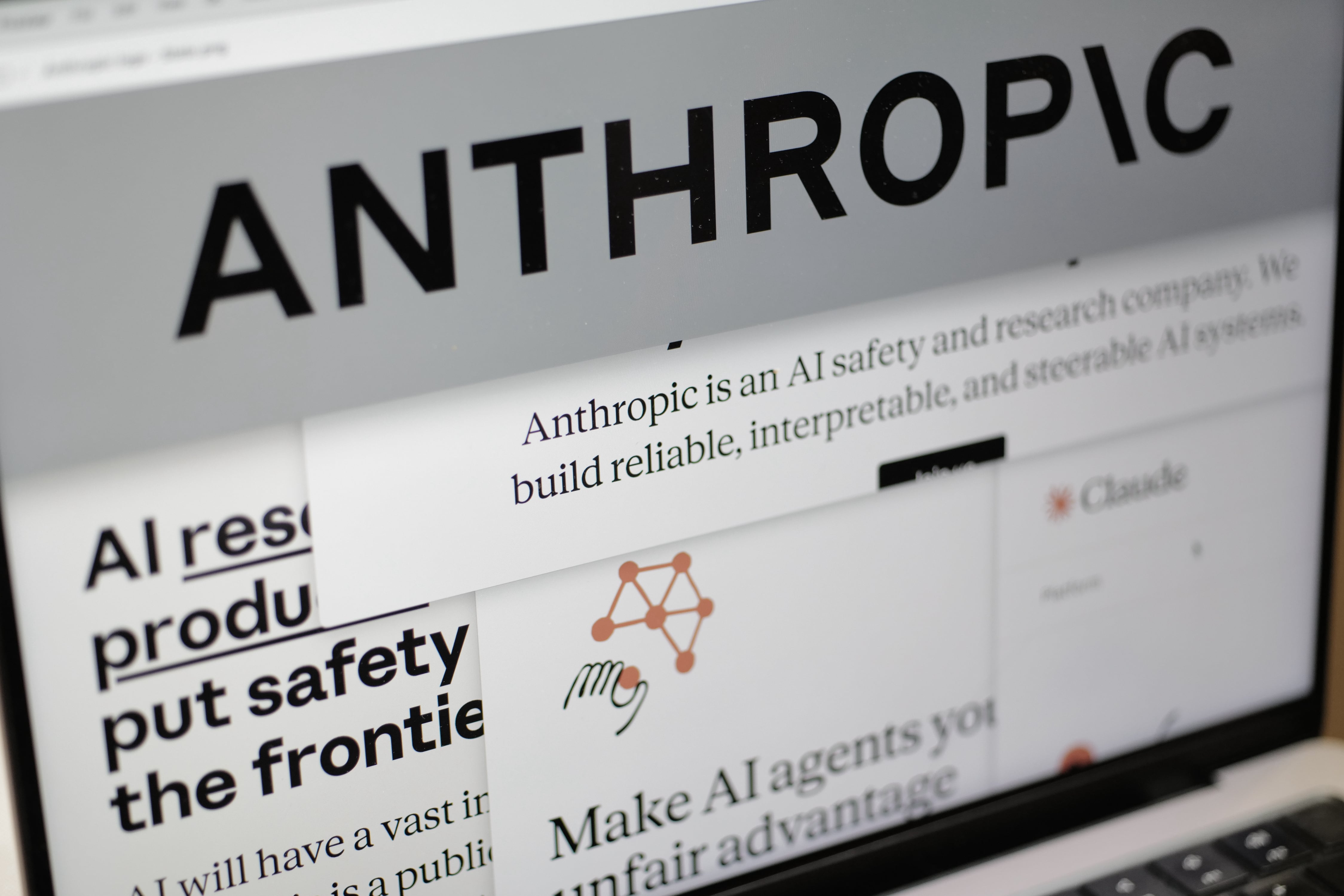 La destacada participación de Christopher Olah, cofundador de Anthropic, resalta el debate internacional sobre los límites éticos de la inteligencia artificial (AP Foto/Patrick Sison, Archivo)
