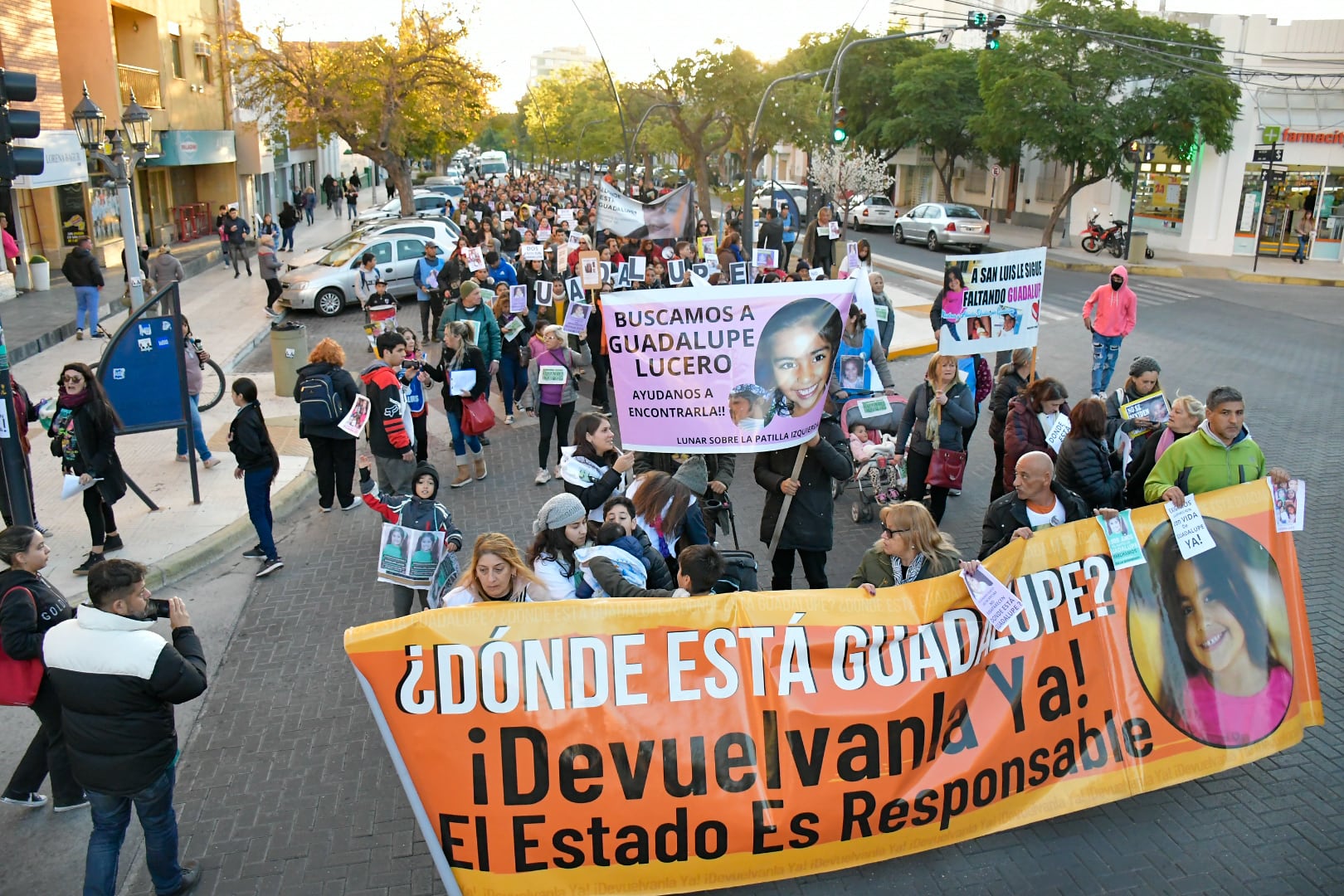 Familiares y manifestantes se organizaron para marchar por el centro de San Luis luego de la desaparición de la niña