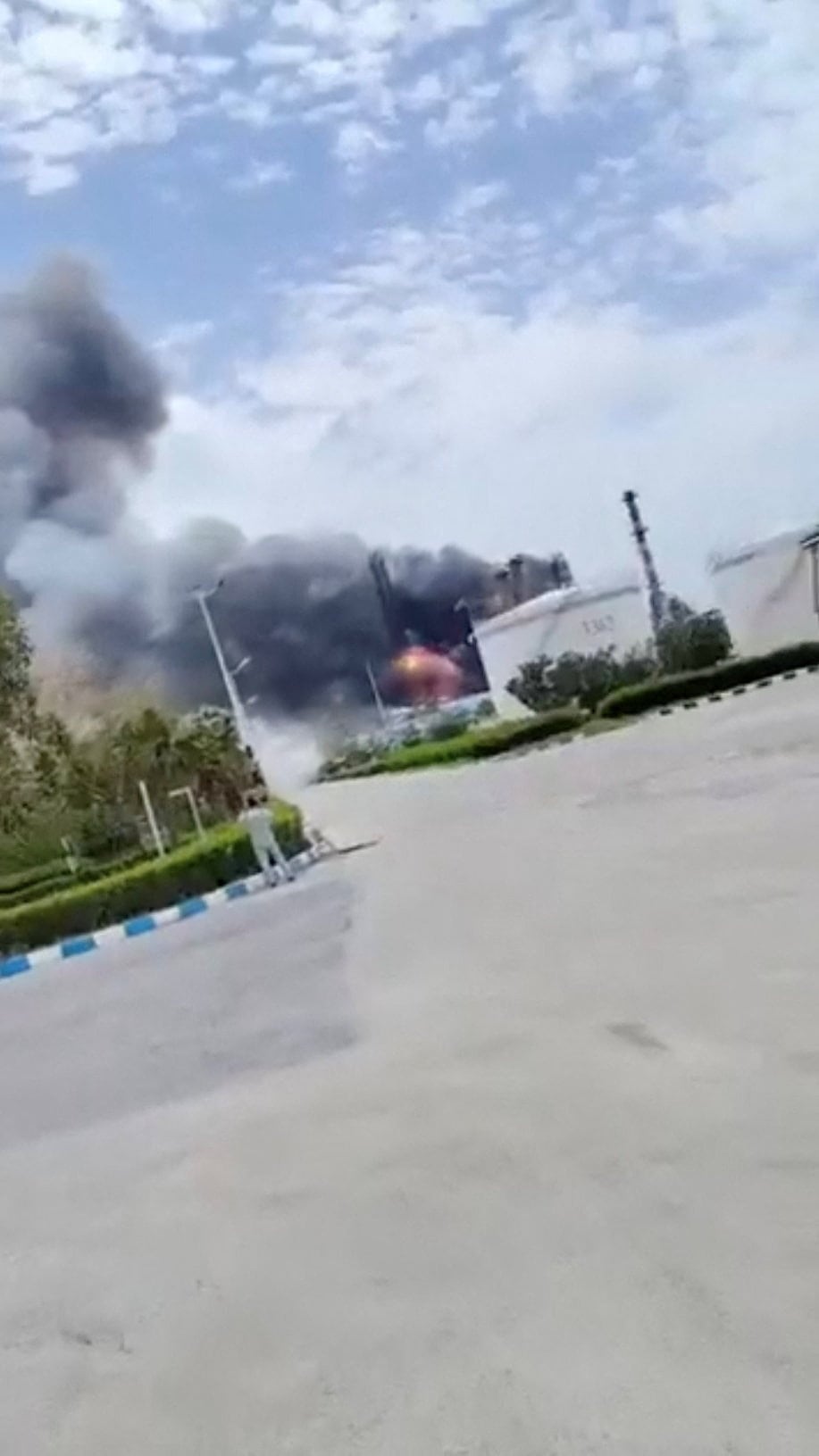 Una imagen de un video difundido en redes sociales muestra un incendio en una refinería de petróleo en la isla iraní de Lavan (REUTERS)