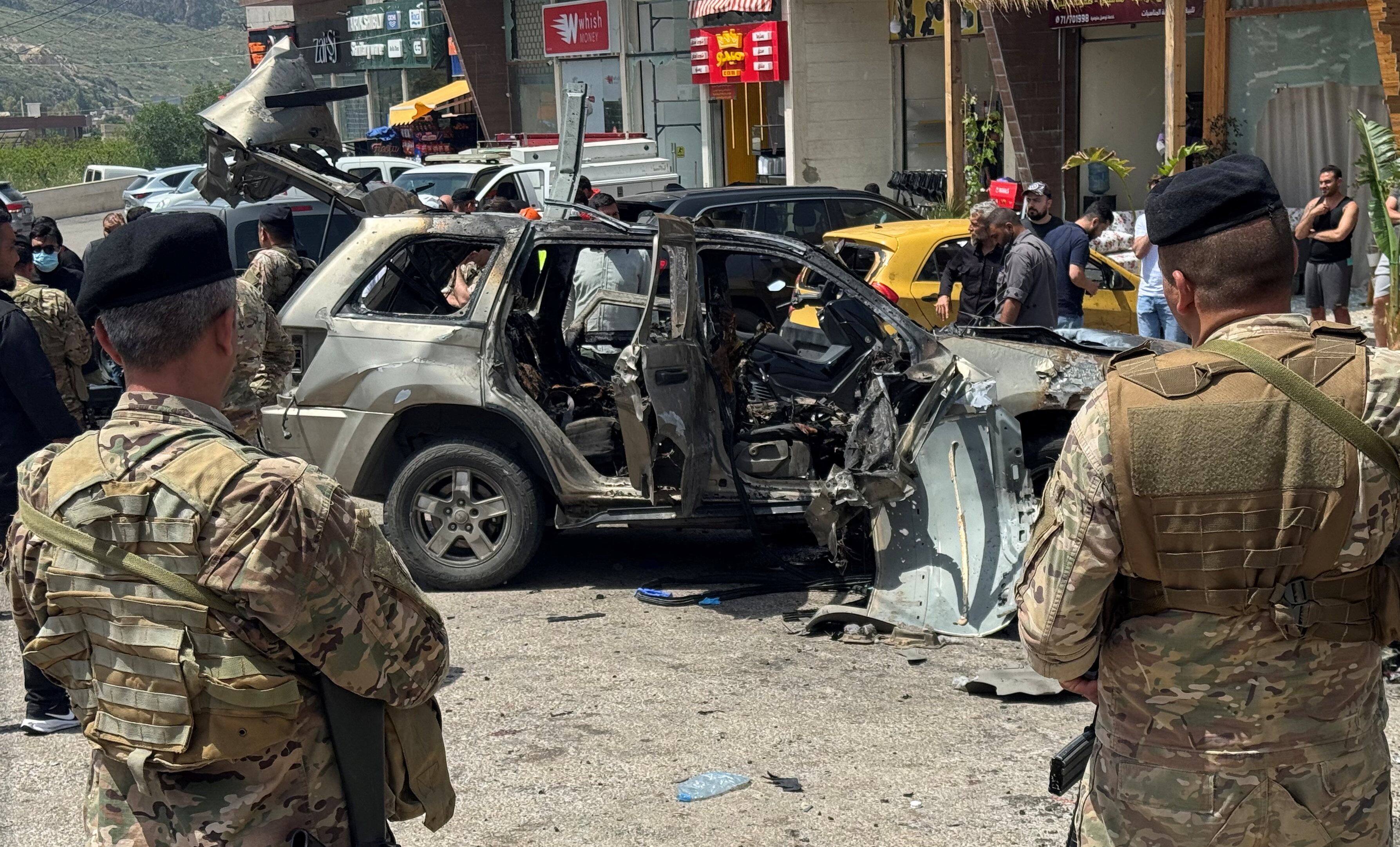 Soldados del ejército libanés custodian el lugar donde un ataque israelí alcanzó un vehículo en la zona de Jiyeh, al sur de Beirut, el 13 de mayo de 2026. Tres ataques similares en la autopista costera mataron ese día a ocho personas, entre ellas dos niños. (Ali Hankir/Reuters)