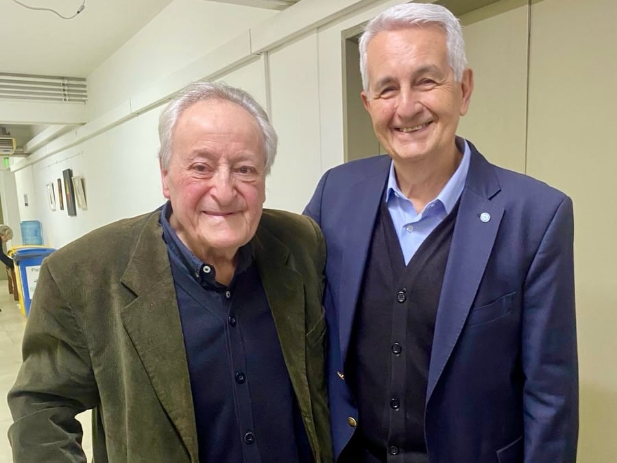 Roberto Carnaghi, el reconocido actor, posa junto a Ricardo Antoniassi, impulsor del emotivo homenaje a su trayectoria artística y aporte cultural.