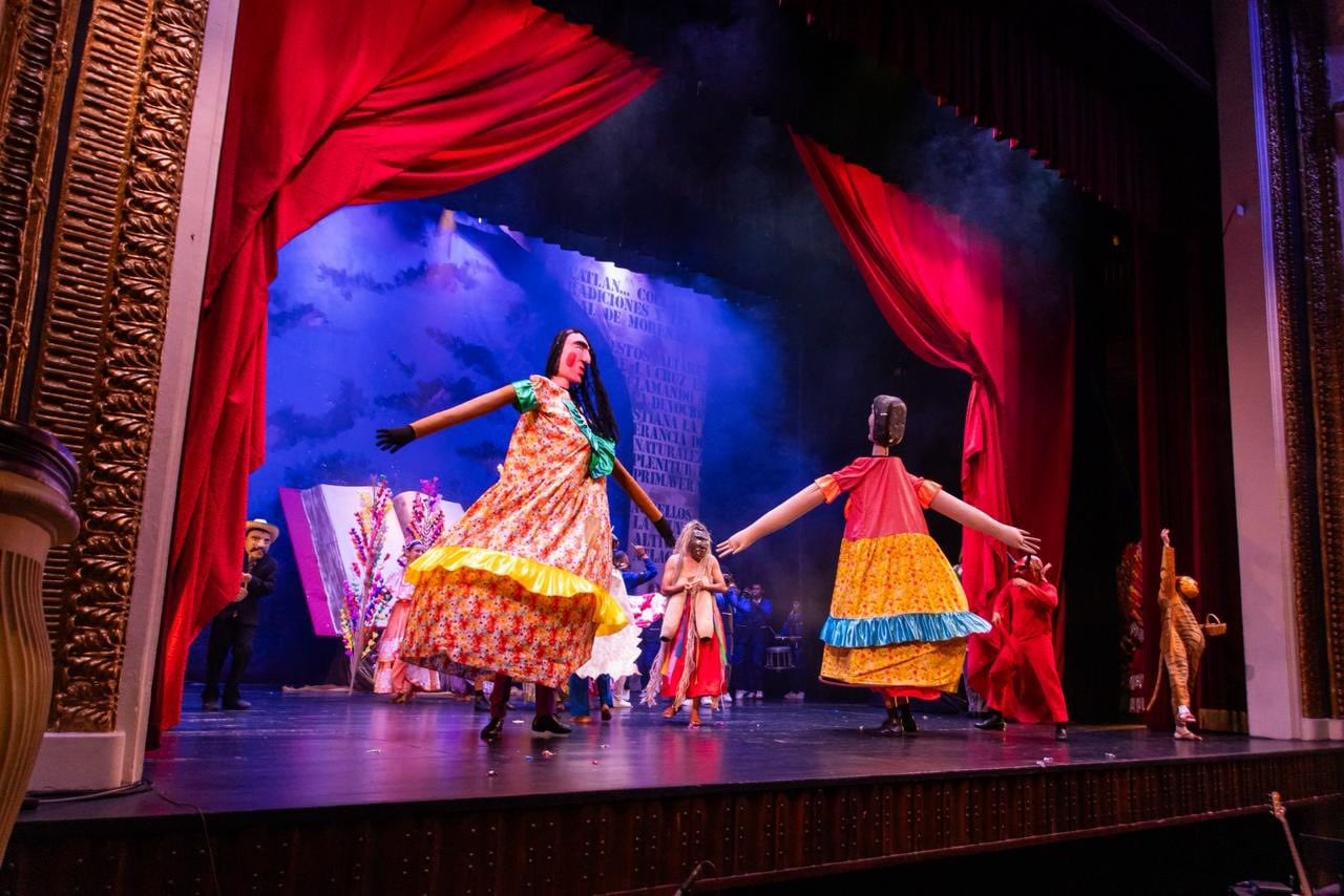 Las gestas de un elenco que lleva el folklore más allá de sus orígenes se convierten en emblema nacional. Las tradiciones cobran vida y llegan a públicos diversos. El aplauso del Ministerio de Cultura lo consagra como referente artístico. (Foto cortesía Ministerio de Cultura)
