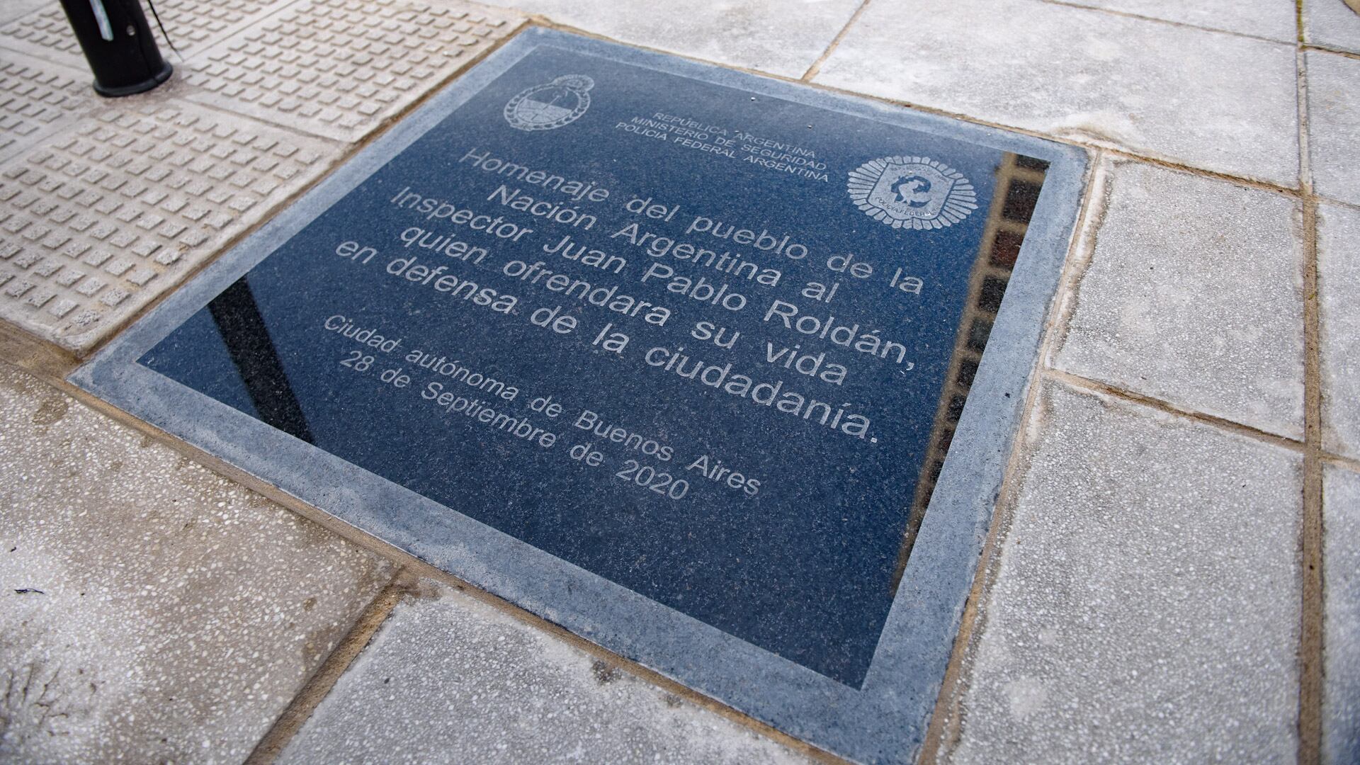 Una placa en homenaje al policía fallecido (Adrián Escandar)