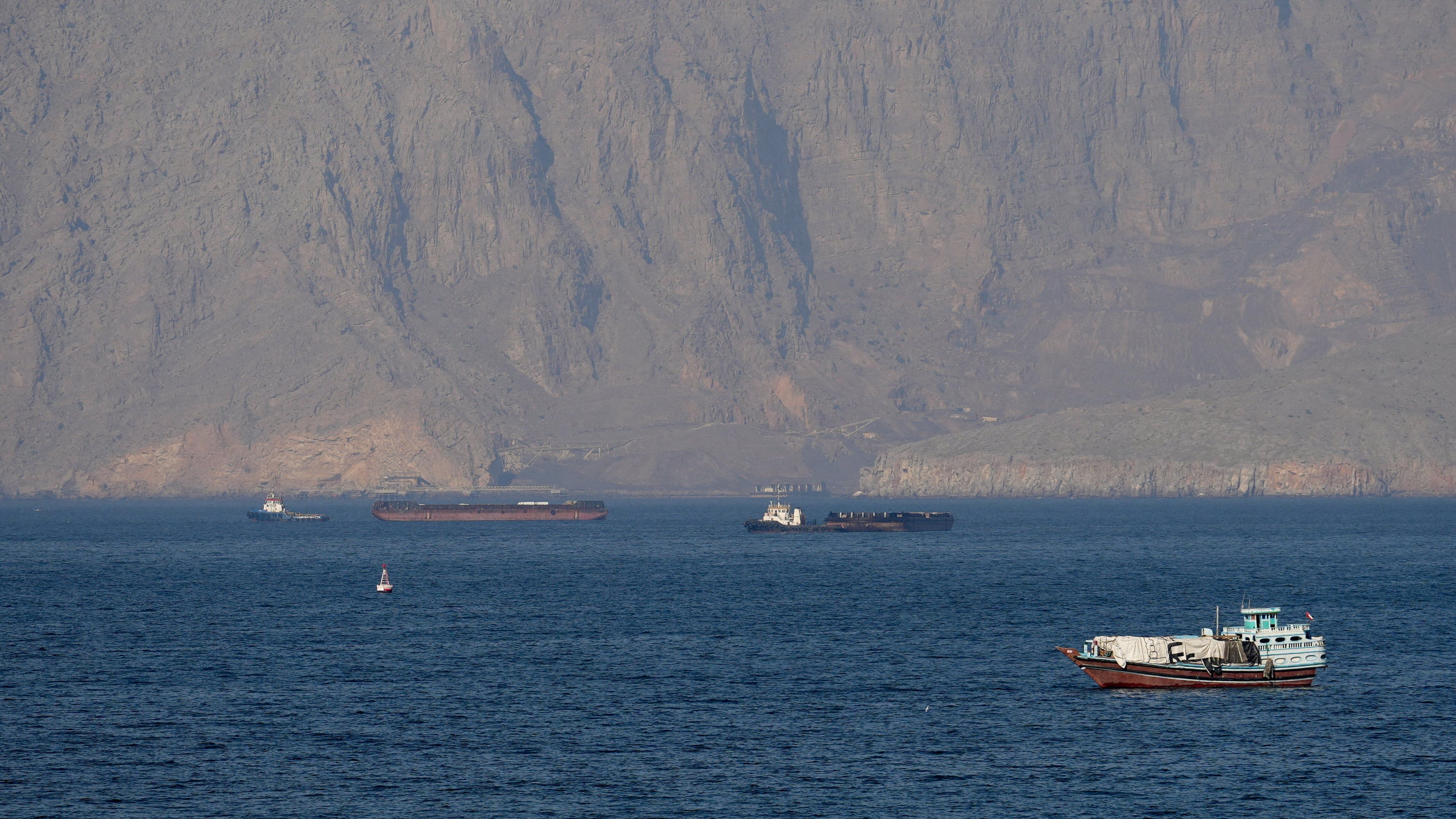 Barcos y petroleros en el estrecho de Ormuz, frente a la costa de Musandam, Omán (REUTERS/Stringer/Archivo)
