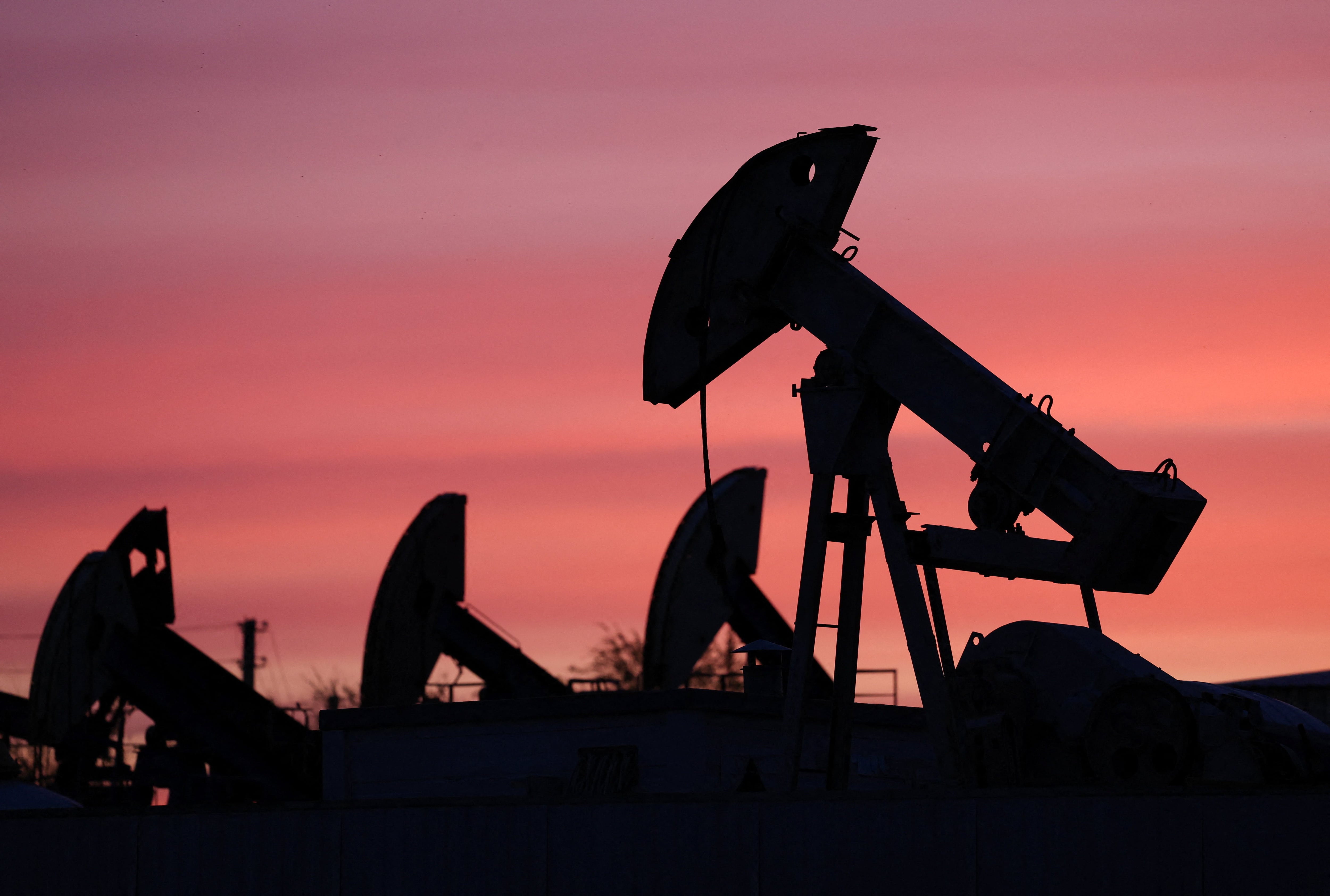 Nubes al atardecer iluminan las bombas de extracción en el yacimiento petrolífero de Airankol, operado por Caspiy Neft en la región de Atyrau, Kazajistán (REUTERS/Pavel Mikheyev)