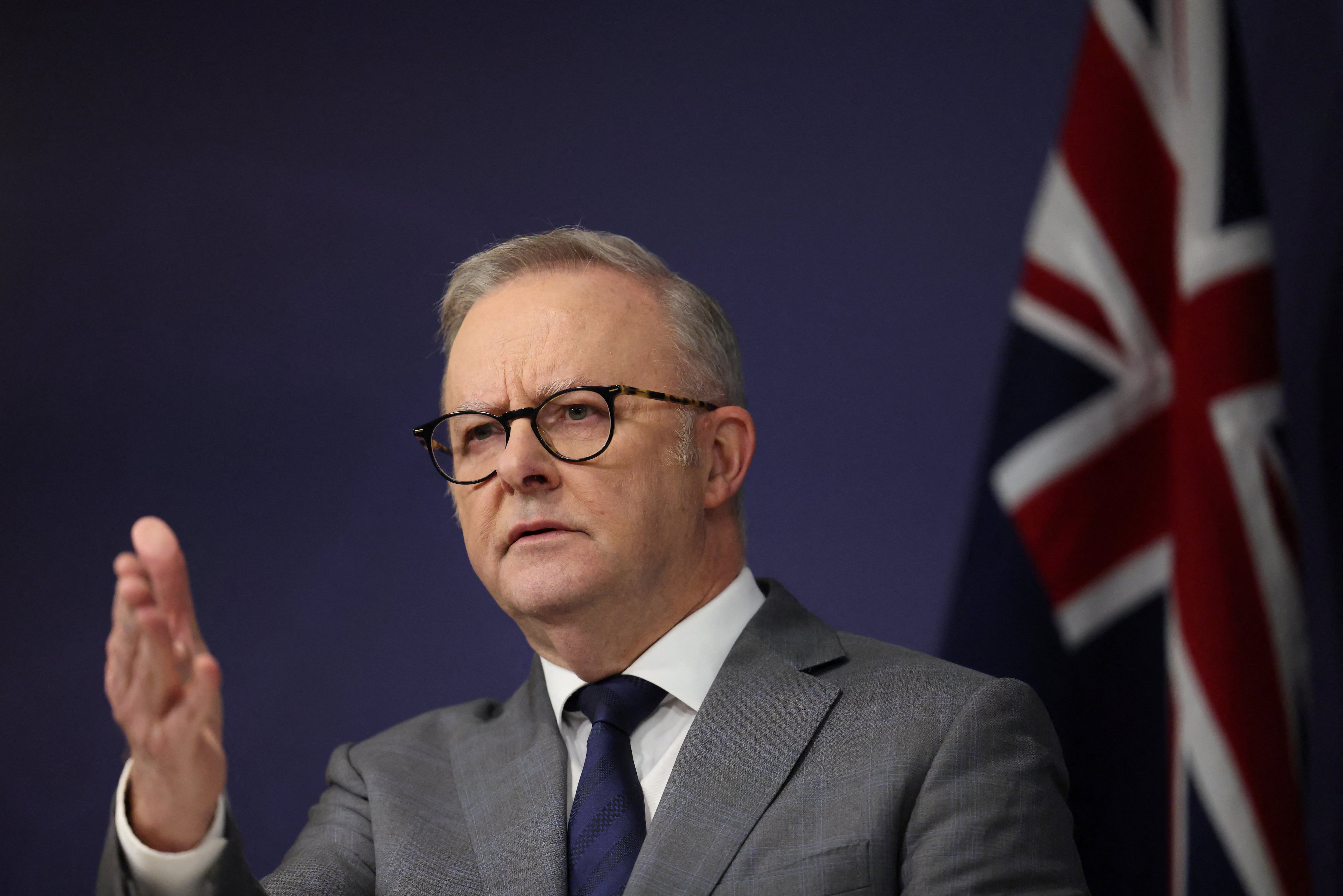 El primer ministro australiano, Anthony Albanese, gesticula durante una rueda de prensa (REUTERS/Hollie Adams)