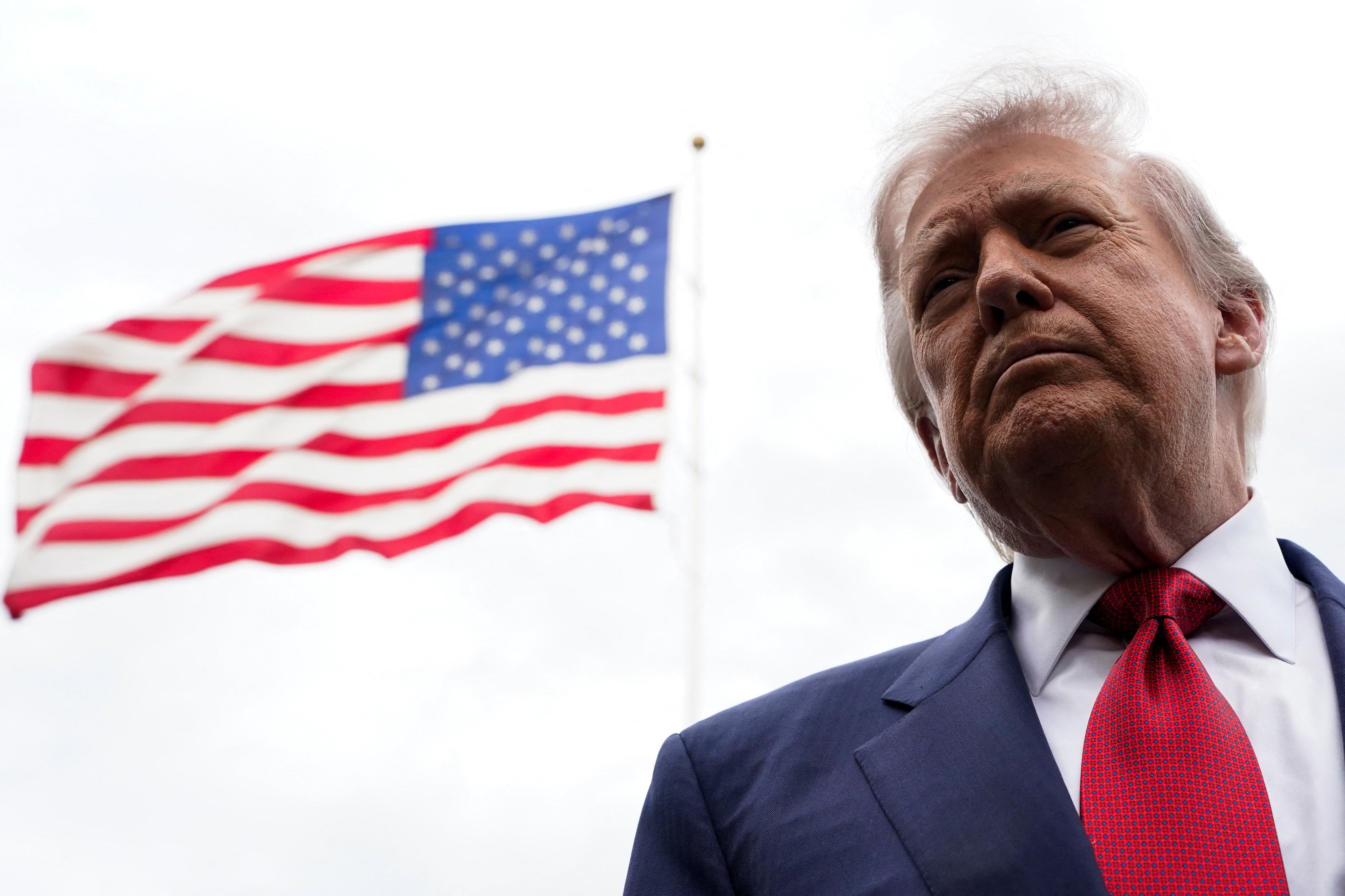 El presidente de Estados Unidos, Donald Trump, observa la Casa Blanca en Washington, D.C., EE. UU., el 8 de mayo de 2026 (REUTERS/Elizabeth Frantz)