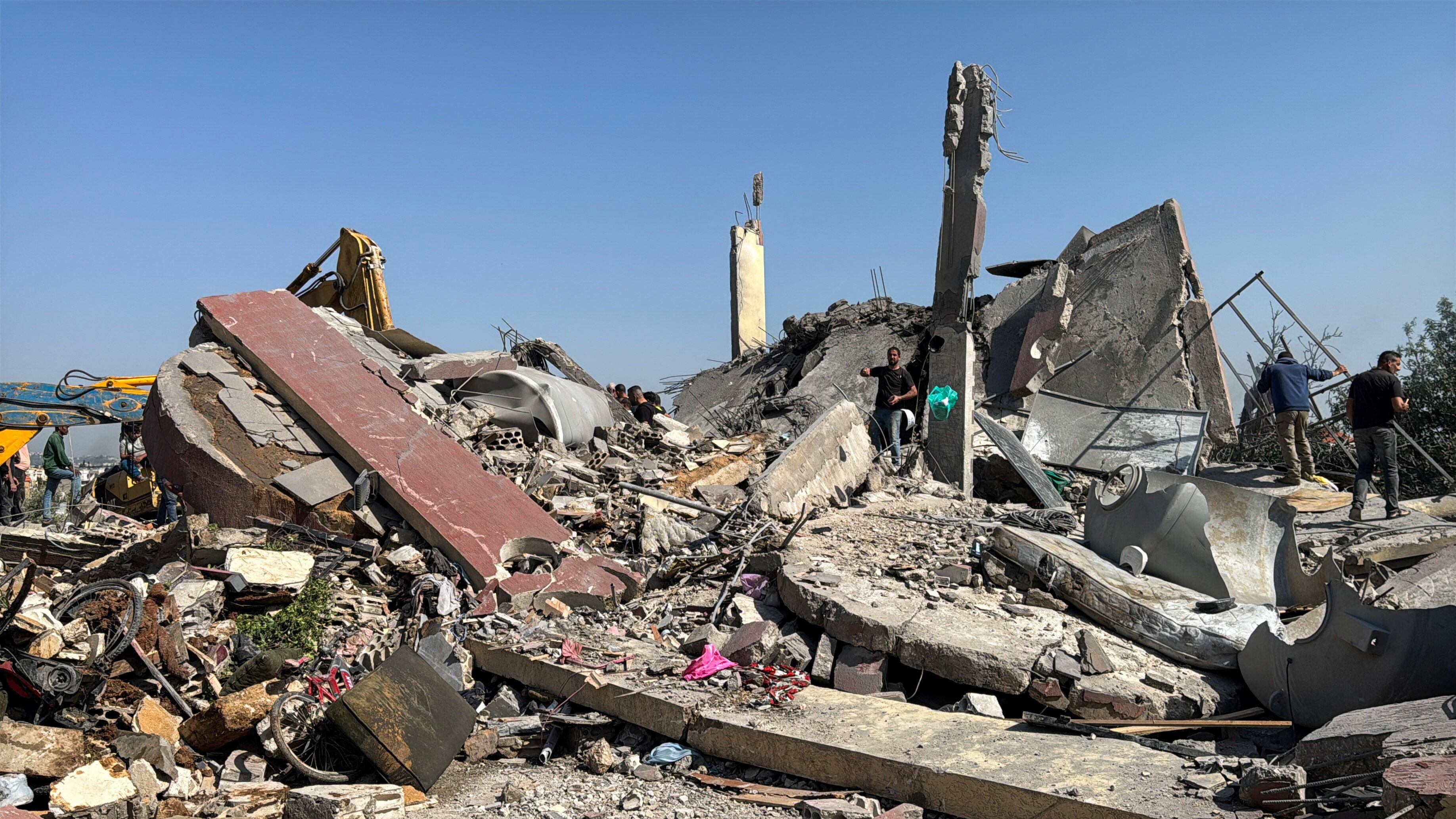 Personas inspeccionan el lugar de un ataque israelí en Saksakiyeh, Líbano, el 9 de mayo de 2026. Fotografía tomada con un teléfono móvil (REUTERS)