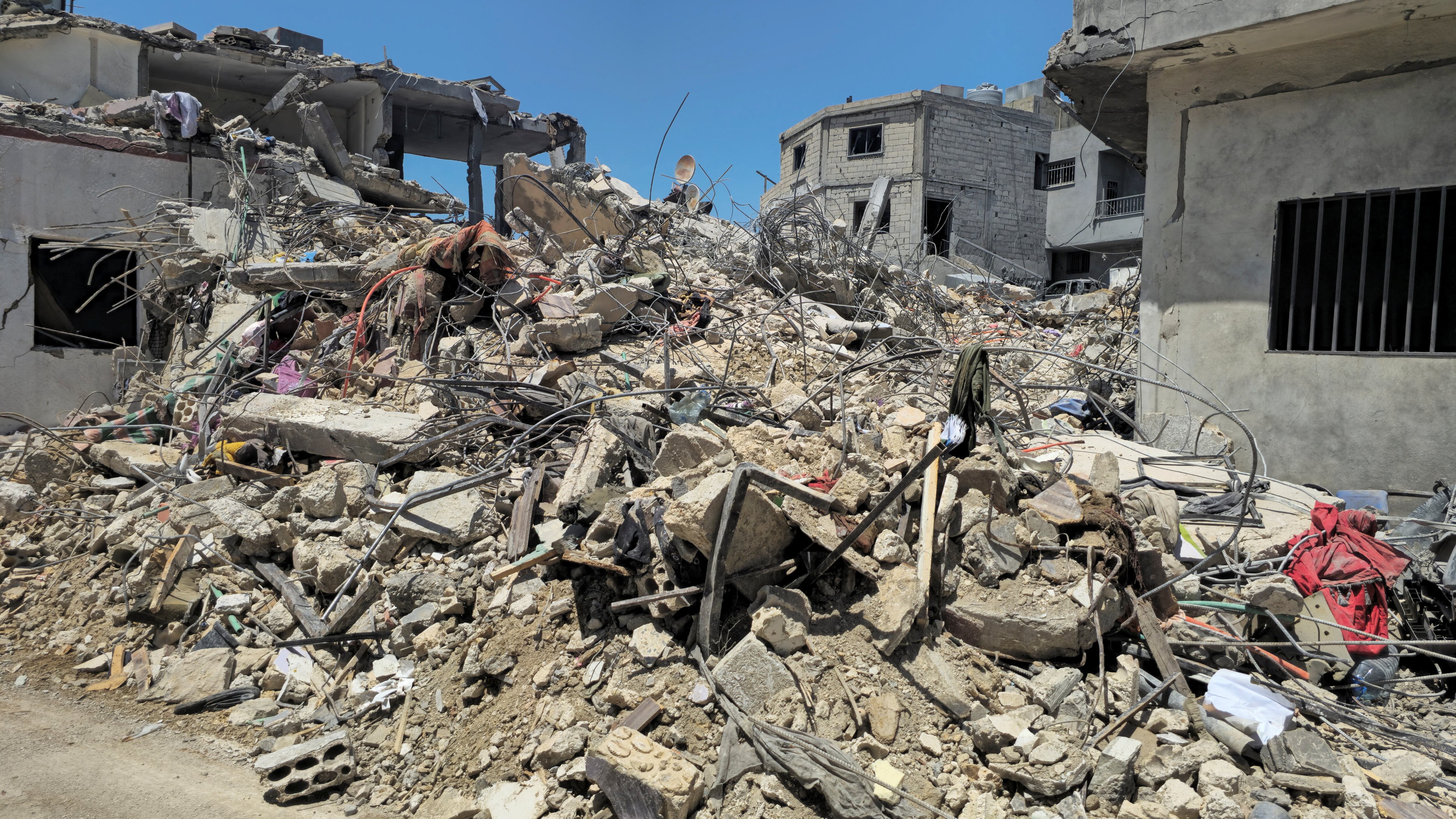 Escombros de edificios tras los ataques israelíes en Toura, al sur del Líbano, el 9 de mayo de 2026 (REUTERS)