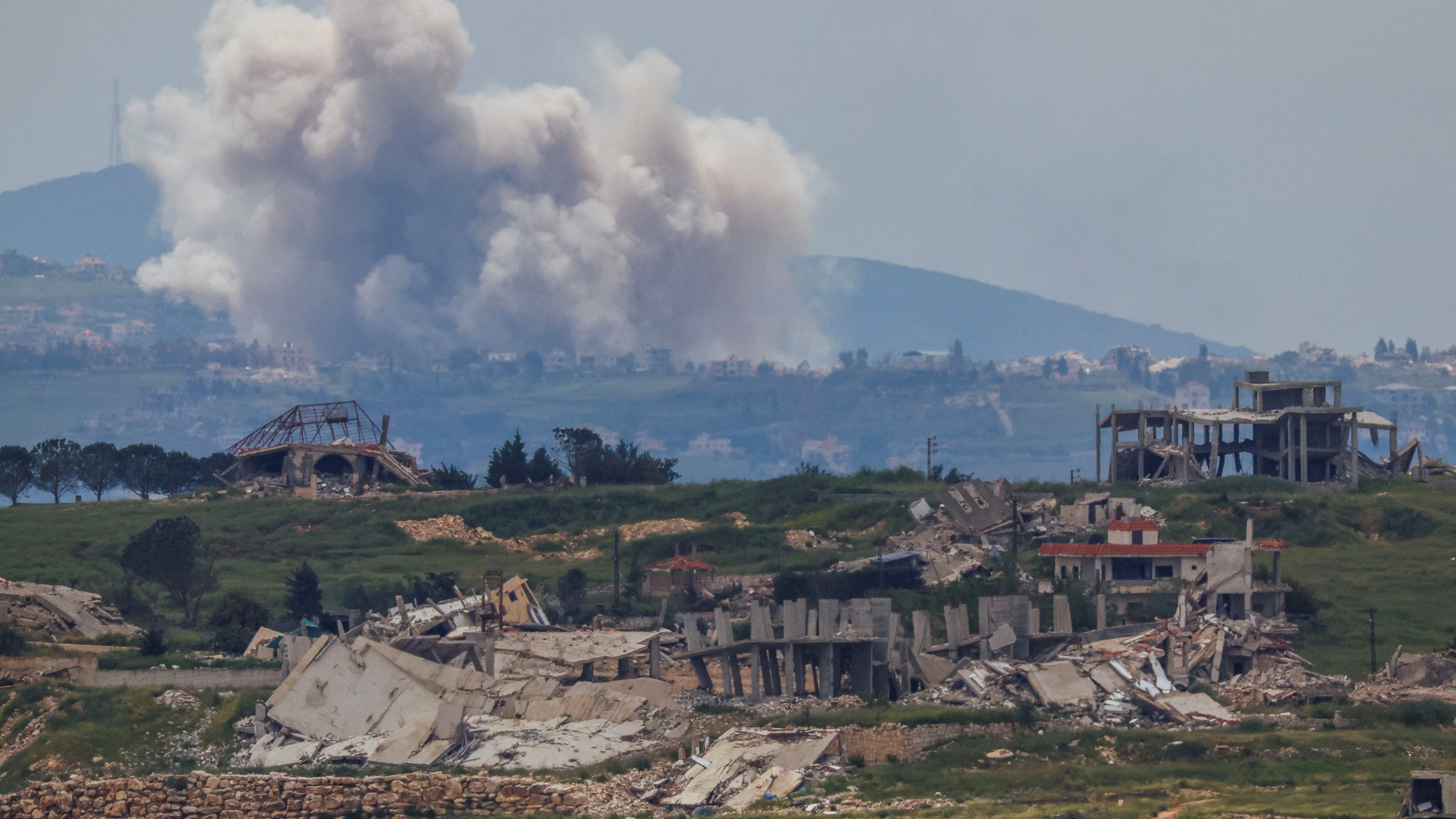 Edificios en ruinas en el sur del Líbano, vistos desde el lado israelí de la frontera entre Israel y el Líbano, en el norte de Israel, 6 de mayo de 2026 (REUTERS/Ammar Awad)