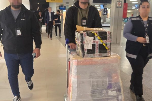 Encontraron encomiendas con cocaína en Ezeiza: tras una entrega controlada, detuvieron a tres franceses en París y Montevideo