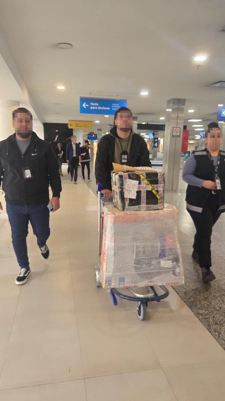Encontraron encomiendas con cocaína en Ezeiza: tras una entrega controlada, detuvieron a tres franceses en París y Montevideo