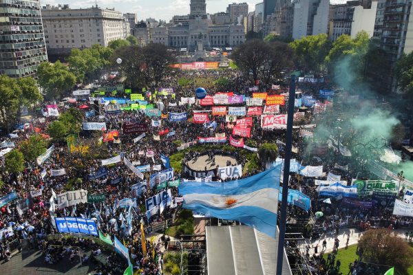 Es docente universitario y trabaja como chofer de aplicaciones para completar el sueldo: “Estoy a más de medio millón de la canasta básica familiar”