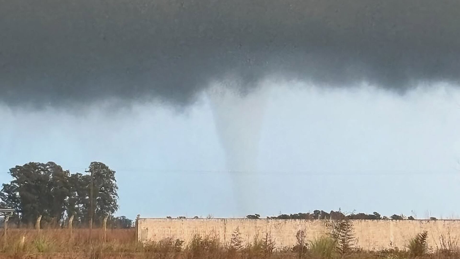 El detalle de la estela del tornado que se formó en Las Flores