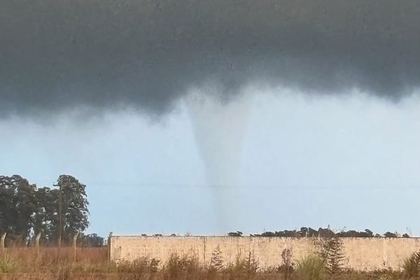 “Es una zona de destrucción total”: así fue el devastador tornado que dejó cuatro heridos y destruyó una casa en Las Flores