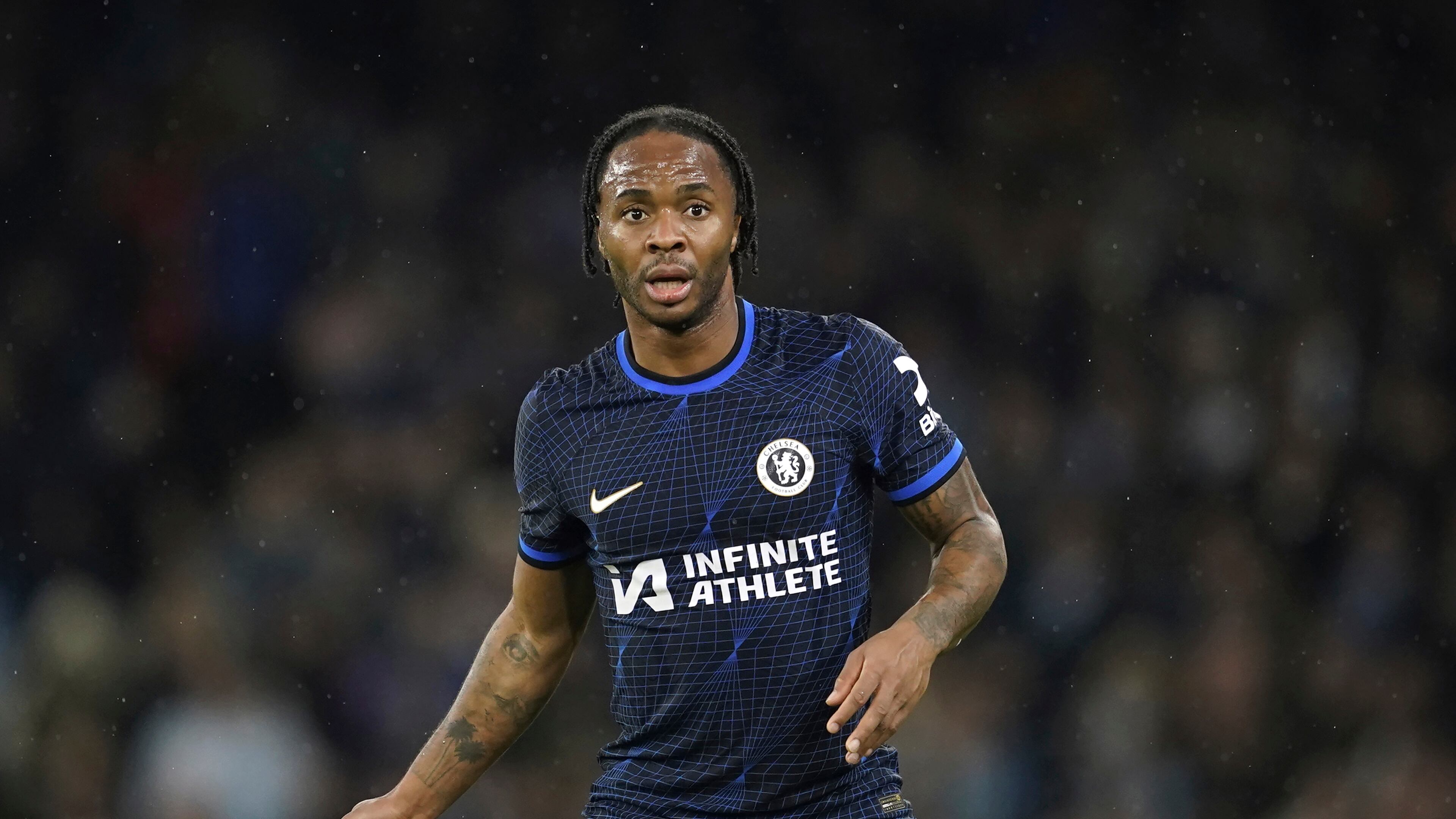 El ex jugador del Chelsea Raheem Sterling fue arrestado por sospecha de conducir bajo los efectos de drogas tras un accidente en una autopista (AP Foto/Dave Thompson, Archivo)