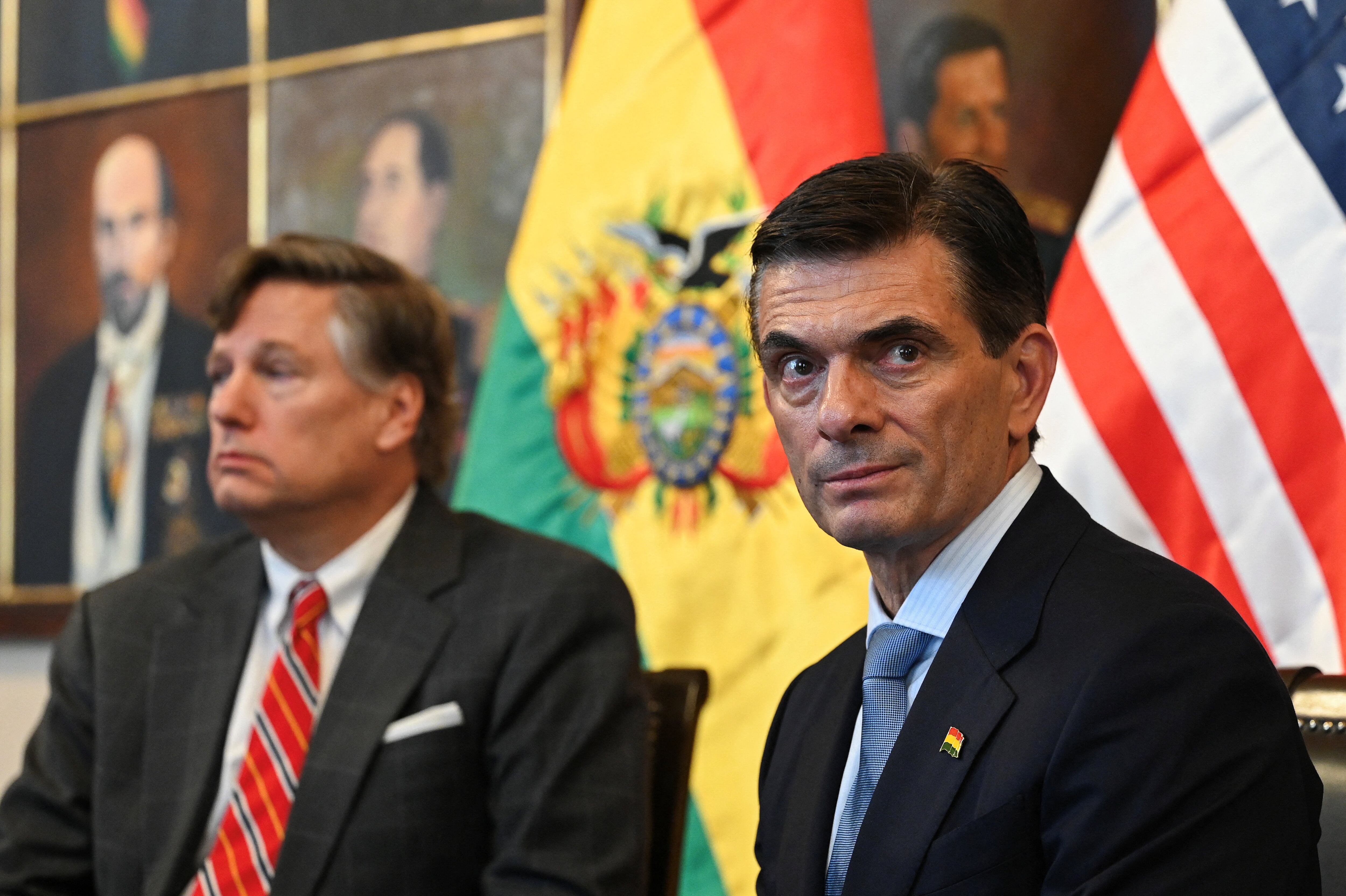El presidente de Bolivia, Rodrigo Paz, junto al vicesecretario de Estado de Estados Unidos, Christopher Landau, durante una conferencia de prensa en La Paz (REUTERS/Claudia Morales/Archivo)