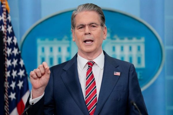 Estados Unidos amplió las sanciones contra empresas chinas e iraníes que apoyan al sector armamentístico del régimen persa