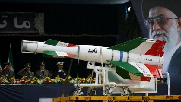 Un misil balístico del régimen iraní se exhibe delante de una imagen gigante del ex líder supremo de Irán, el ayatollah Ali Khamenei