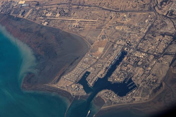 Estados Unidos atacó objetivos iraníes en el estrecho de Ormuz y Teherán lanzó drones y misiles contra destructores norteamericanos