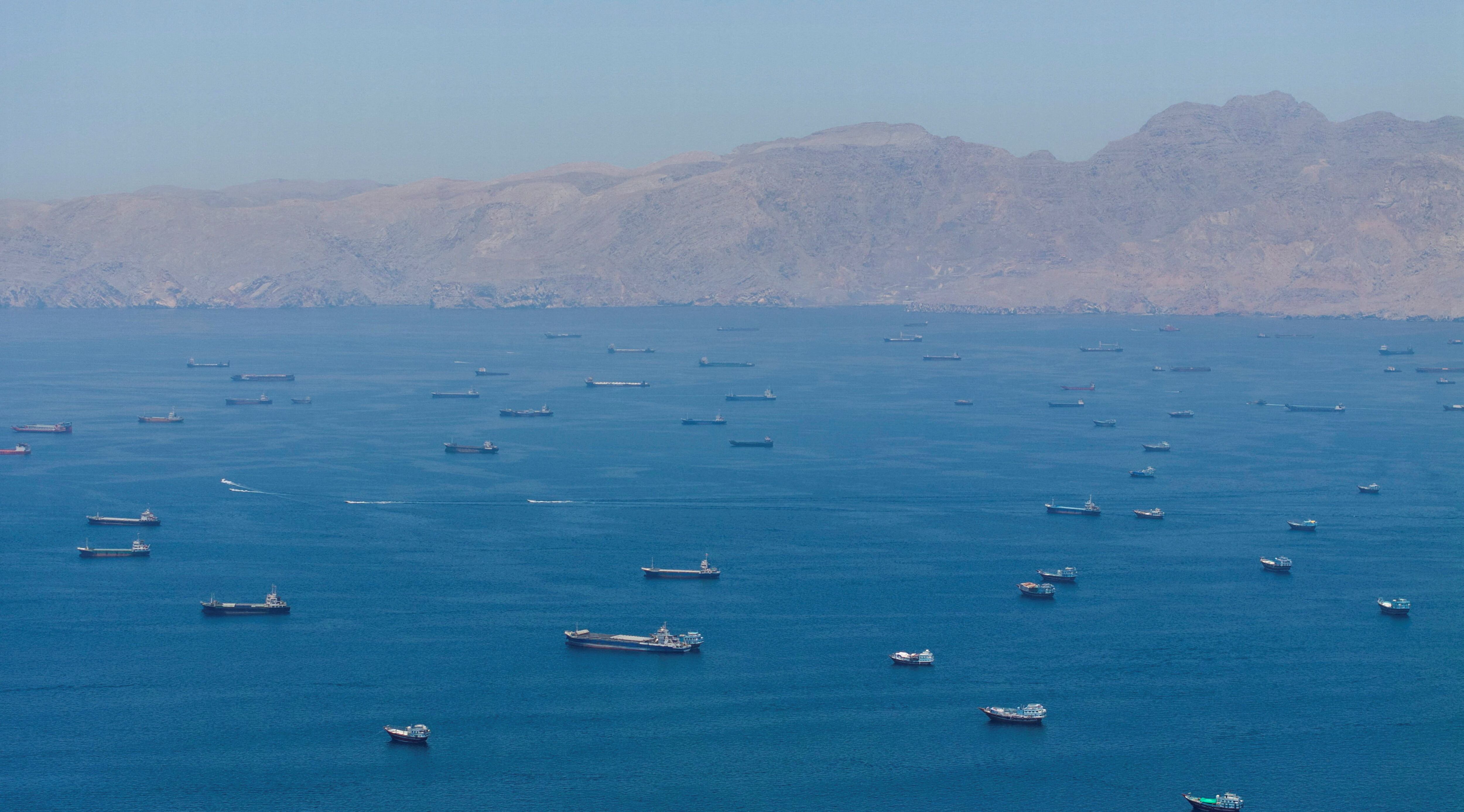 Imagen de archivo de buques anclados en el estrecho de Ormuz, visto desde Musandam, Omán. 25 mayo 2026. REUTERS/Stringer