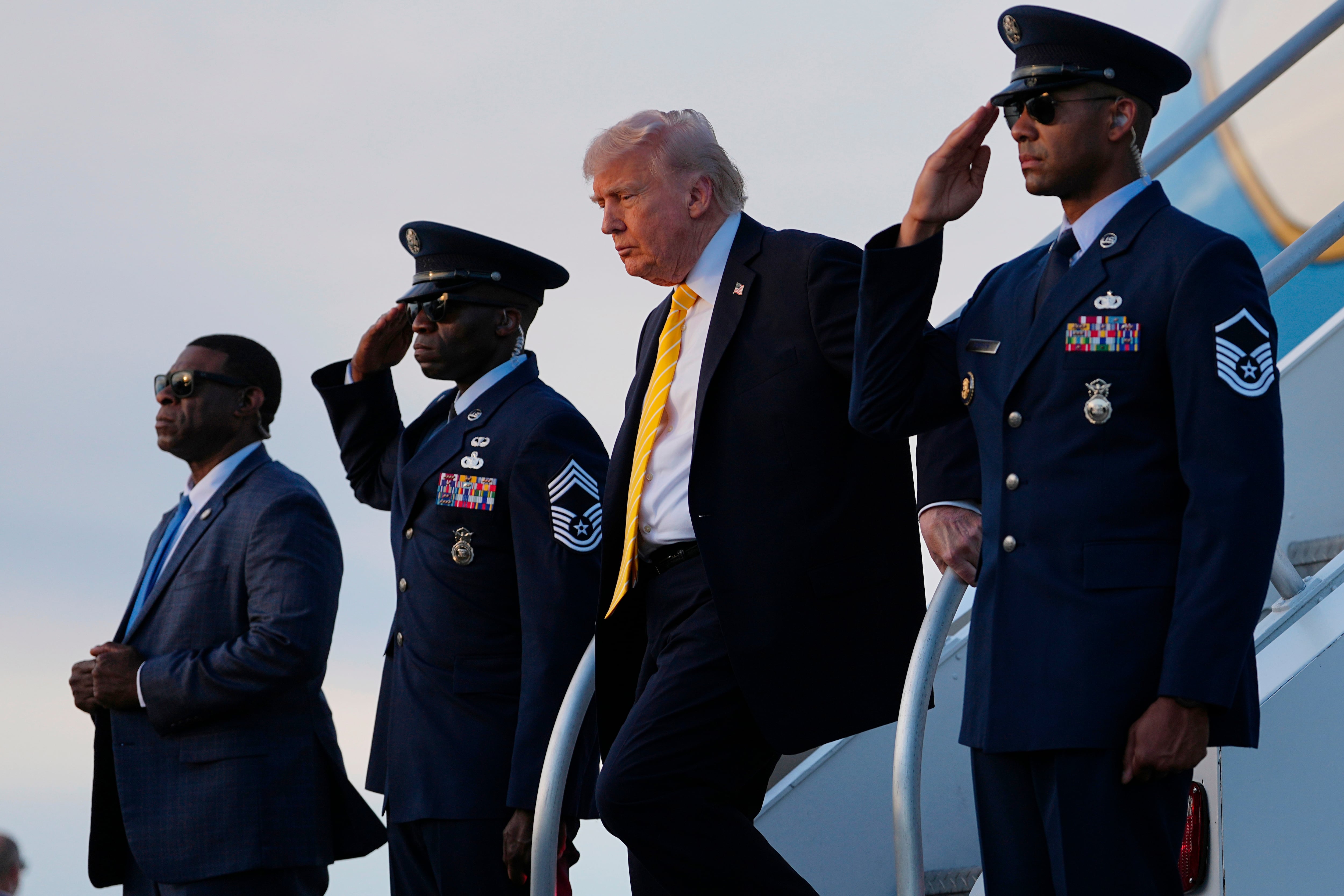 El presidente Donald Trump desciende del Air Force One el sábado 2 de mayo de 2026, en el Aeropuerto Internacional de Miami (AP/Matt Rourke)