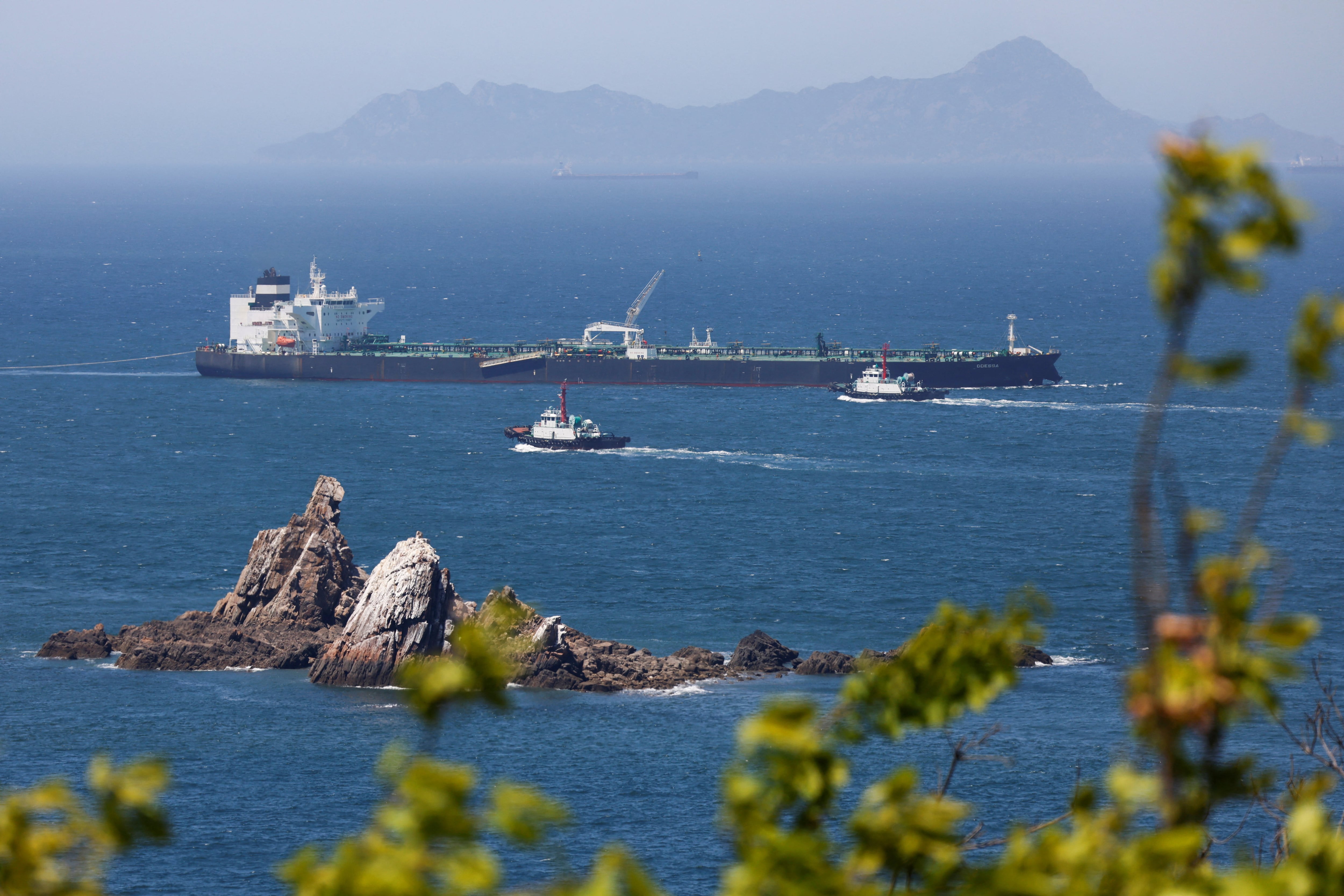Los remolcadores guían al petrolero Odessa, que transporta crudo de los Emiratos Árabes Unidos después de pasar por el estrecho de Ormuz con su transpondedor del Sistema de Identificación, el 8 de mayo de 2026 (REUTERS/Kim Soo-hyeon)