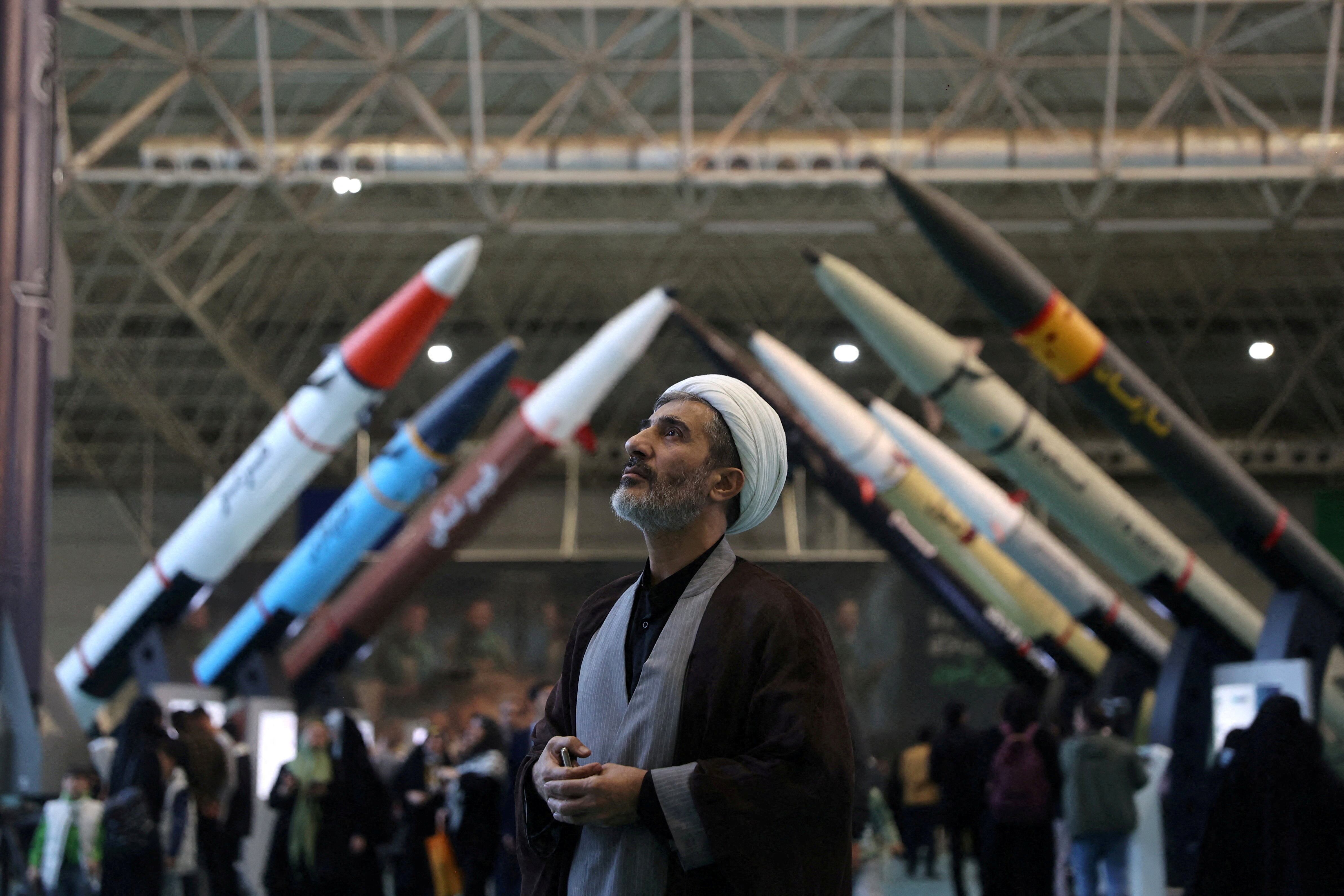 Un clérigo iraní visita el Museo de la Fuerza Aeroespacial del Cuerpo de la Guardia Revolucionaria Islámica (CGRI) en Teherán, Irán (REUTERS/Archivo)