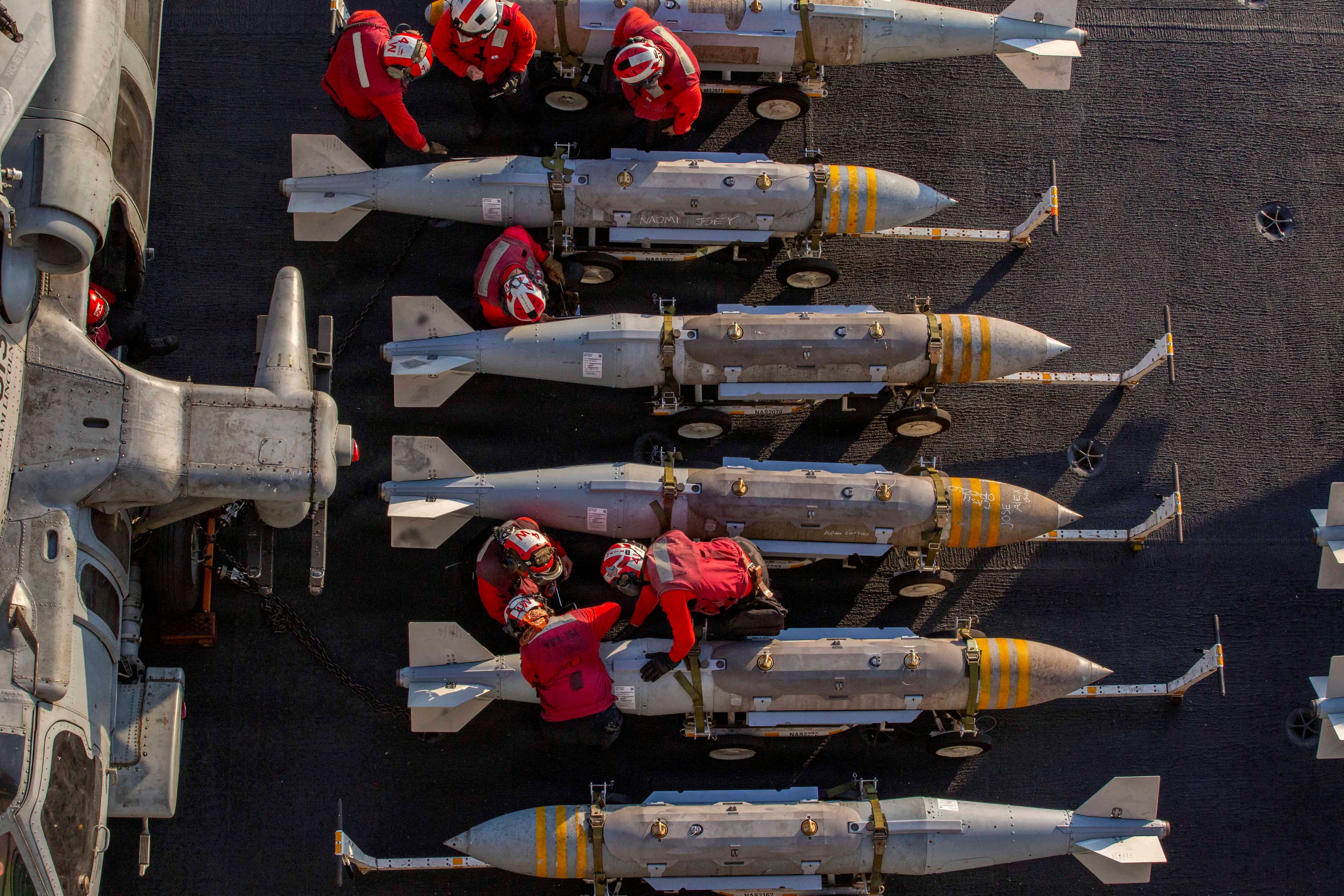 Marineros de la Armada de los Estados Unidos se preparan para desplegar munición en la cubierta de vuelo del portaaviones de clase Nimitz USS Abraham Lincoln en apoyo del ataque de la Operación Furia Épica contra Irán en un lugar no revelado, 28 de febrero de 2026. Armada de los Estados Unidos/Imagen cedida vía REUTERS