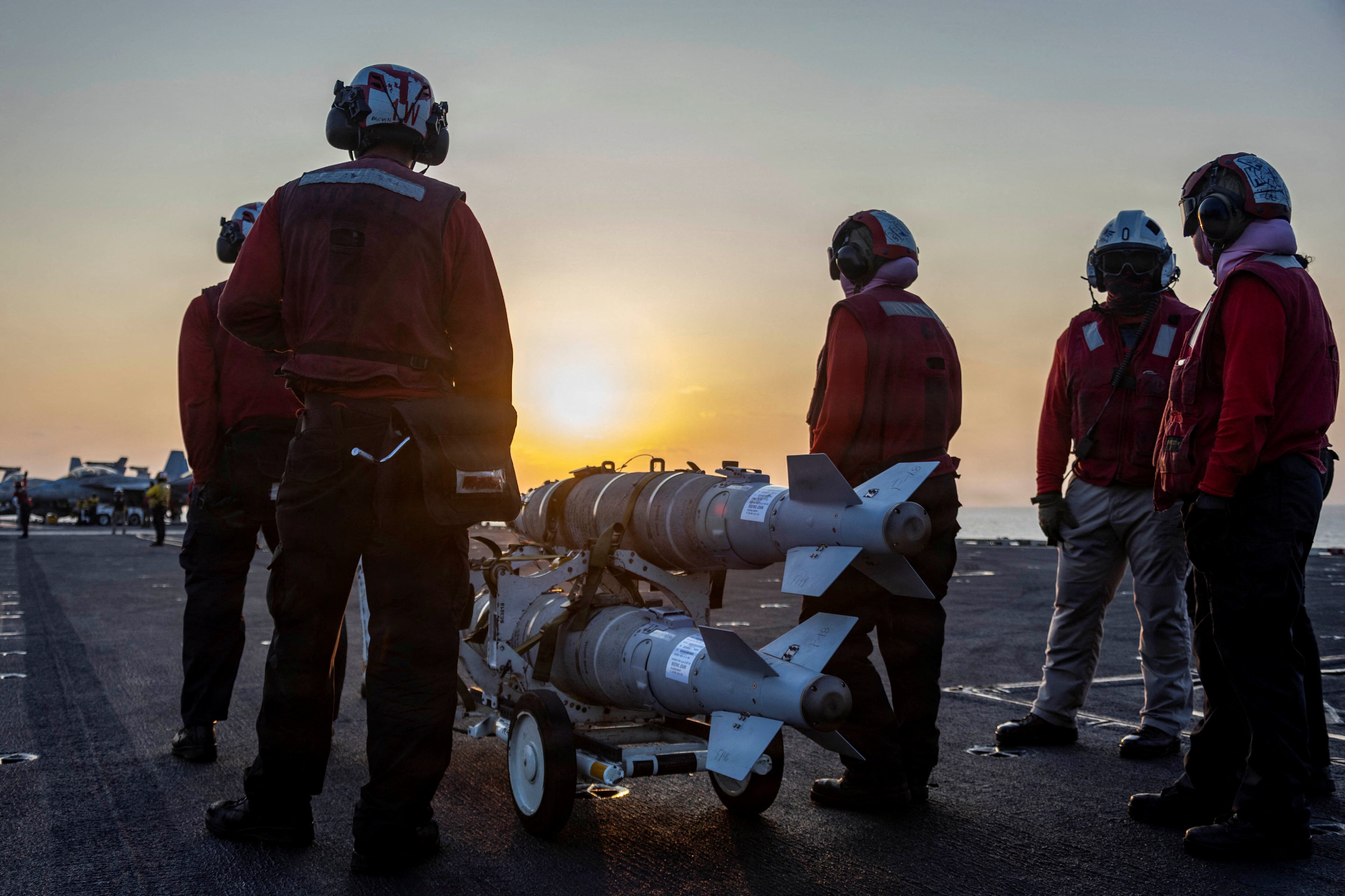 Marineros de la Armada de los Estados Unidos preparan municiones en la cubierta de vuelo del portaaviones de clase Nimitz USS Abraham Lincoln en apoyo del ataque de la Operación Furia Épica contra Irán desde una ubicación no revelada el 4 de marzo de 2026. Armada de los Estados Unidos/Imagen cedida vía REUTERS