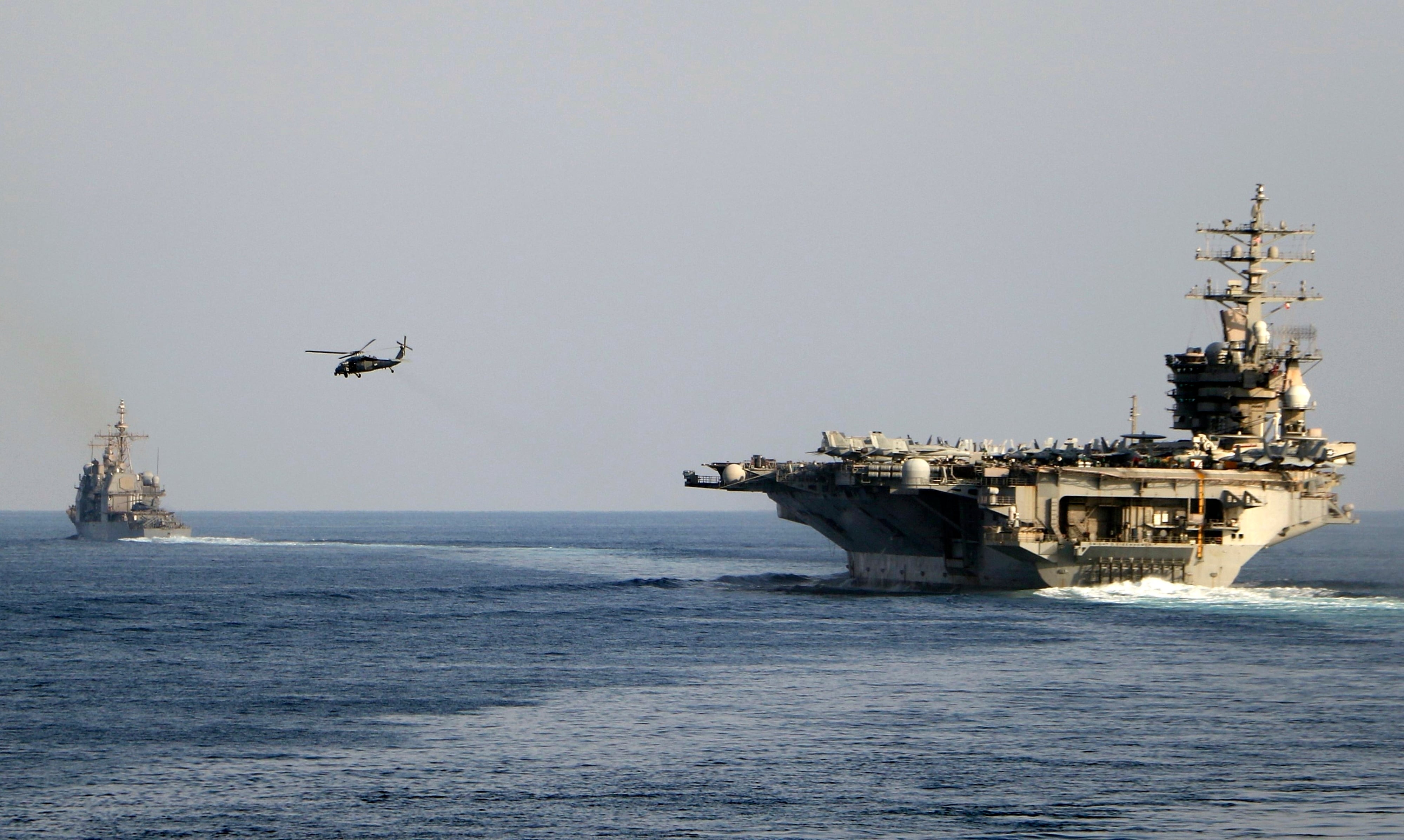 El portaaviones USS Dwight D. Eisenhower y otros buques de guerra cruzan el Estrecho de Ormuz hacia el Golfo Pérsico el domingo 26 de noviembre de 2023. (Técnico de Información de Segunda Clase Ruskin Naval/U.S. Navy vía AP, archivo)