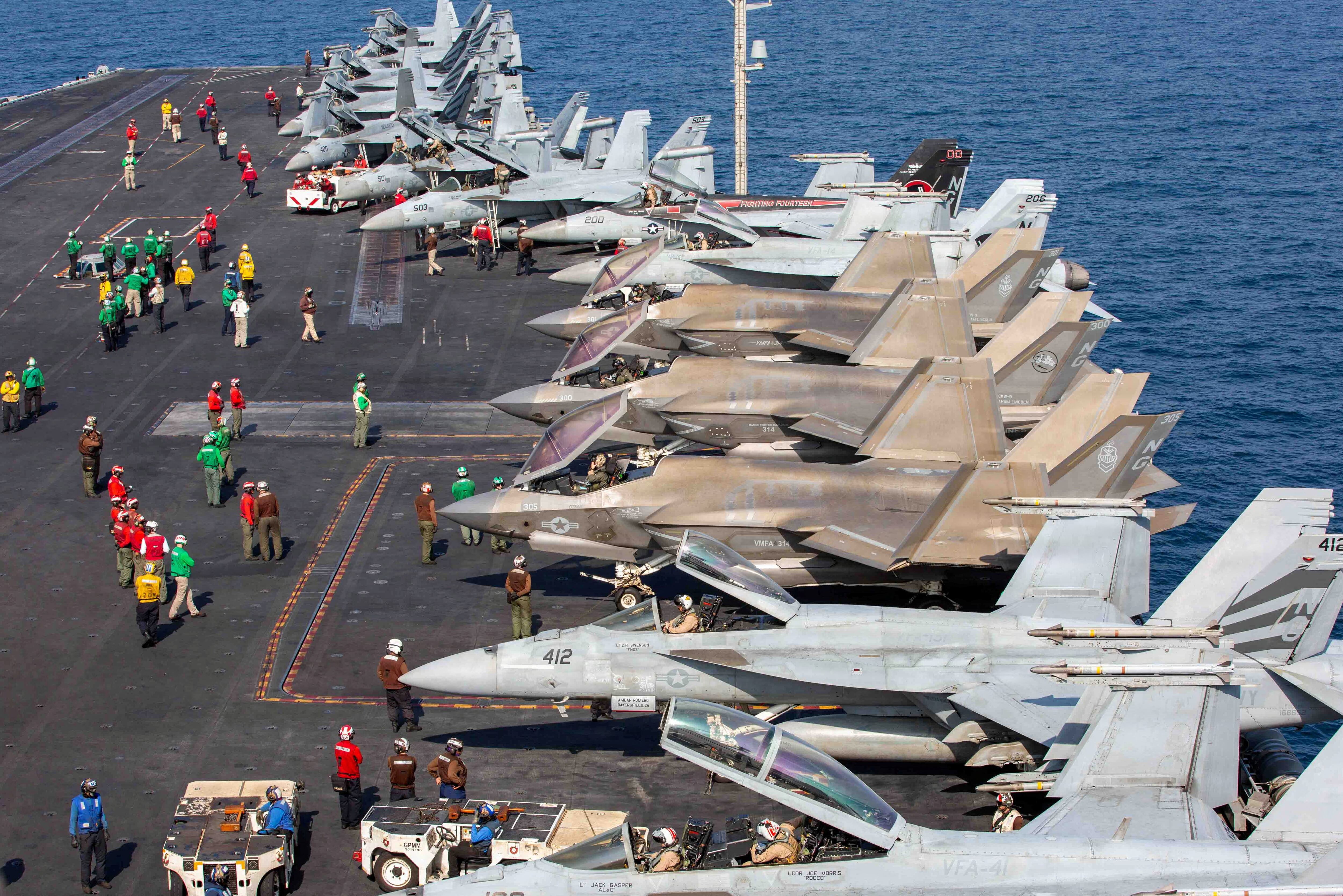 Aviones pertenecientes al Ala Aérea Embarcada (CVW) 9 se encuentran en la cubierta de vuelo del portaaviones USS Abraham Lincoln, de la clase Nimitz de la Armada de los Estados Unidos, en apoyo de la Operación Furia Épica, un ataque contra Irán, el 28 de febrero de 2026. Armada de los Estados Unidos/Imagen cedida a través de REUTERS