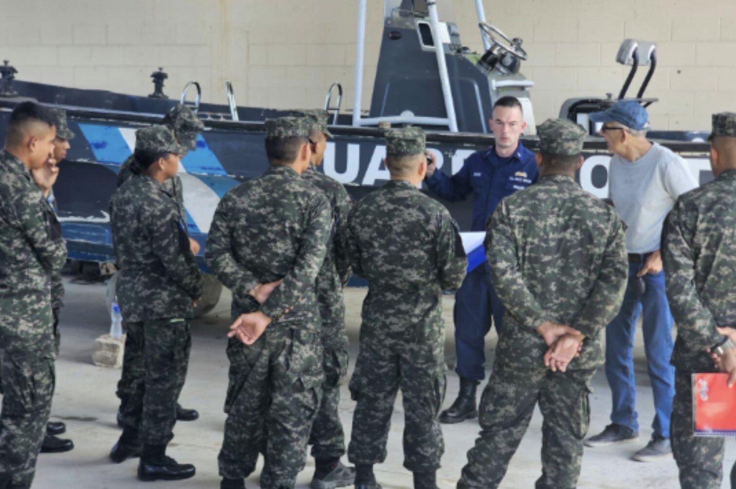 Estados Unidos brinda asistencia técnica y apoyo logístico para fortalecer las capacidades de respuesta de la Fuerza Naval de Honduras.