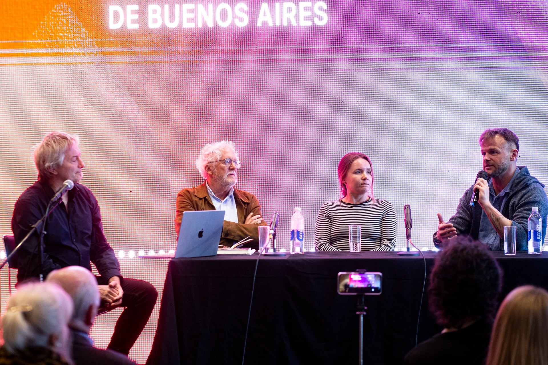 Eugenia Kuznetsova y Artem Chapeye junto a Héctor Abad Faciolince durante su participación en la Feria del Libro de Buenos Aires. 