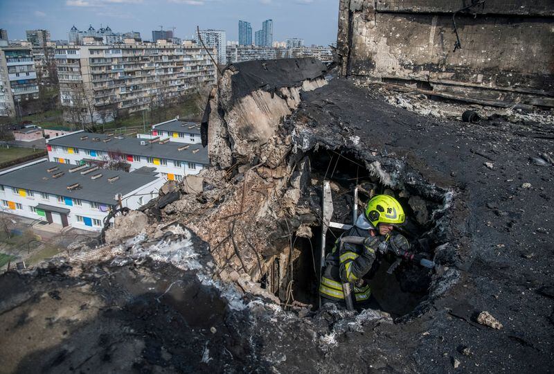 Un bombero trabaja en un edificio de apartamentos en Kiev tras un ataque con drones rusos, el 23 de marzo de 2025. 