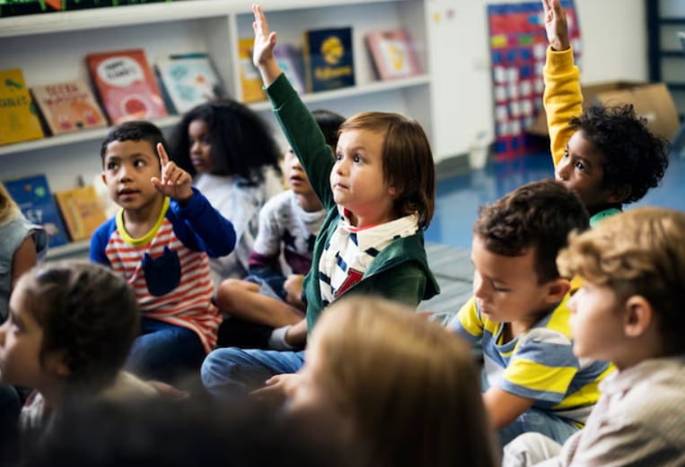 Los especialistas recomiendan que los niños realicen diferentes actividades y eviten periodos prolongados ante las pantallas. /(Freepik)