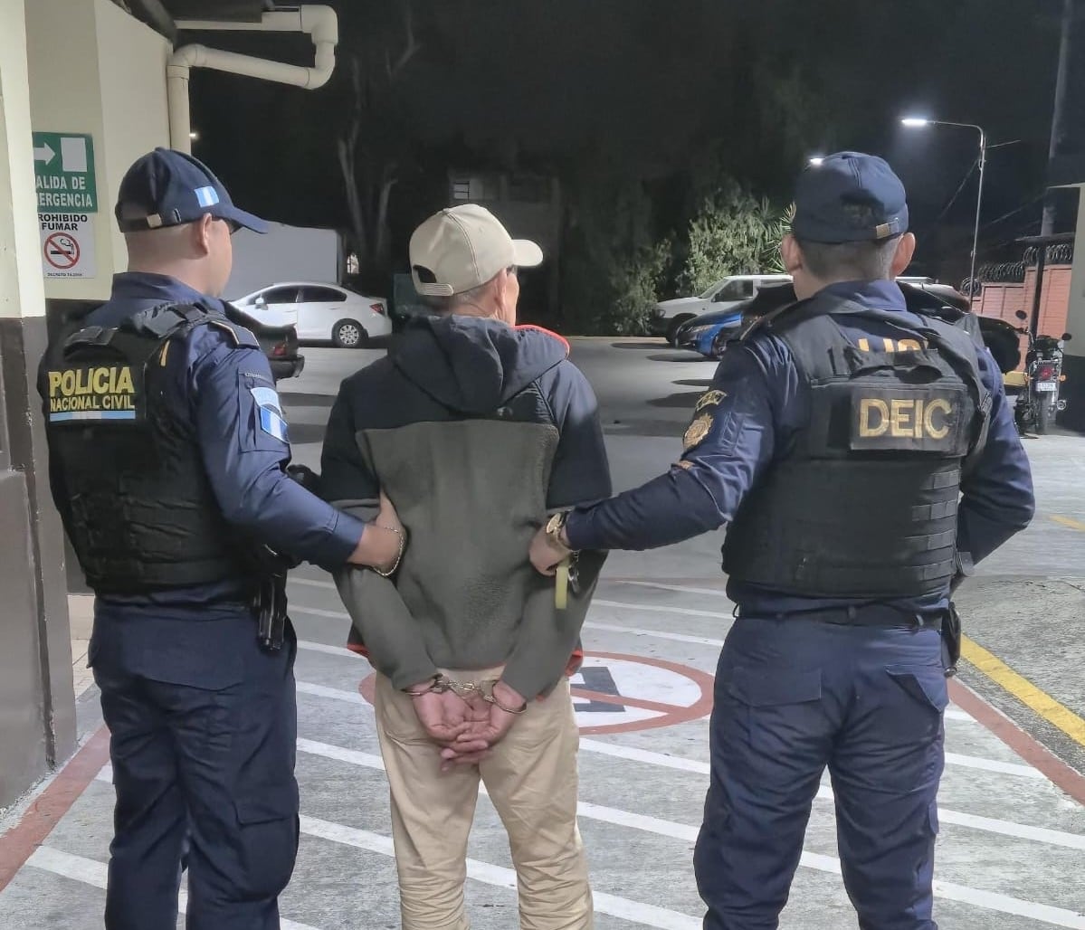 Agentes de la Policía Nacional Civil de Guatemala realizaron capturas en varias localidades por delitos como portación ilegal de armas, homicidio en grado de tentativa y extorsión. (Cortesía: PNC Guatemala)