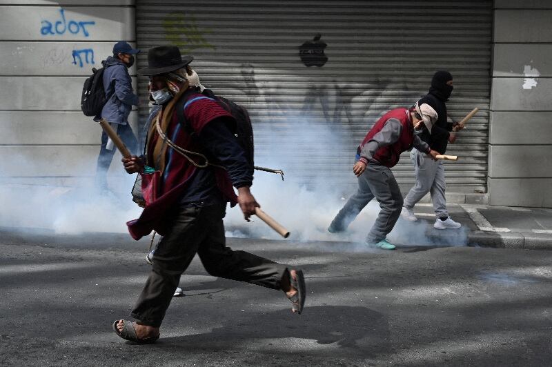Manifestantes chocan con las fuerzas del orden durante una marcha en La Paz, Bolivia (REUTERS/Claudia Morales)